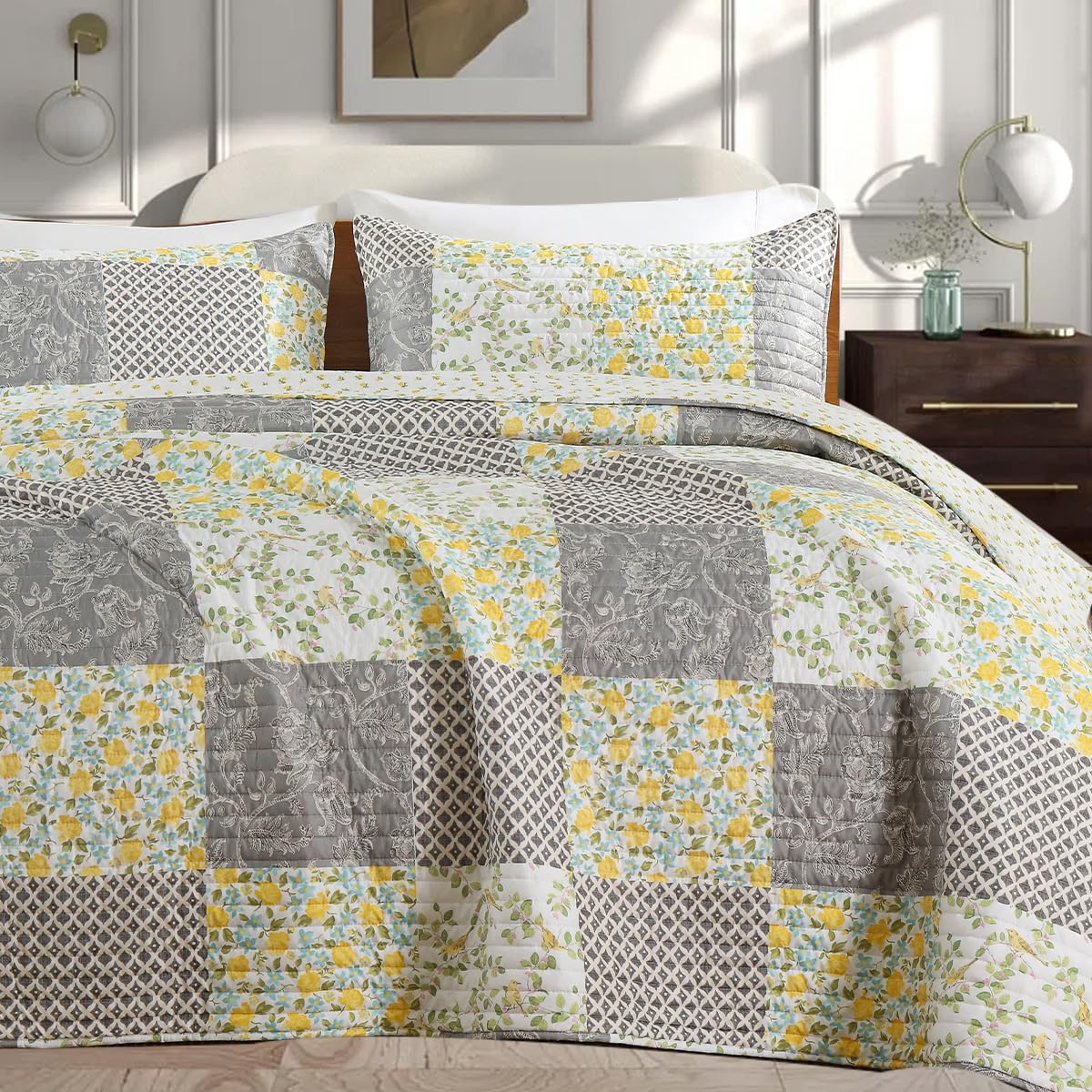 TEXSTEAD Quilt Set Queen Size Floral Patchwork Quilted, Soft Comforter Set Bedding Sets, Coverlet Bedspread Decorative Quilts with 2 Pillow Shams 90"x90"