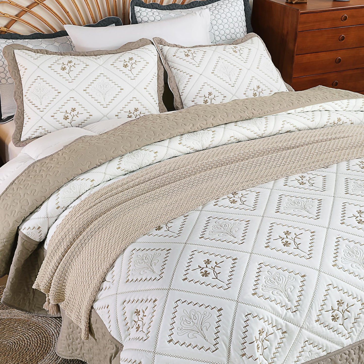 Cmfshape Floral Embroidery Quilt Set,3 Pieces Oversized King Quilt Bedding Set,Classic Diamond Pattern Quilts,Ultra Soft Lightweight Reversible Bedspread Coverlets for All Season(Taupe,120"x120")