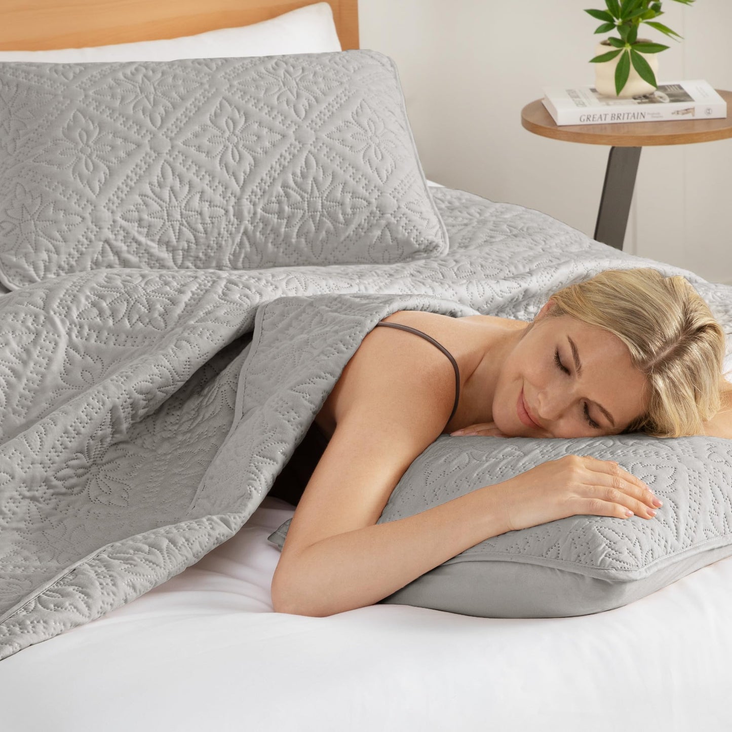 Exclusivo Mezcla King Quilt Bedding Set, Lightweight Soft Bedspreads Coverlets with 2 Pillow Shams, Modern Light Grey Oversized Quilts King Size for All Seasons