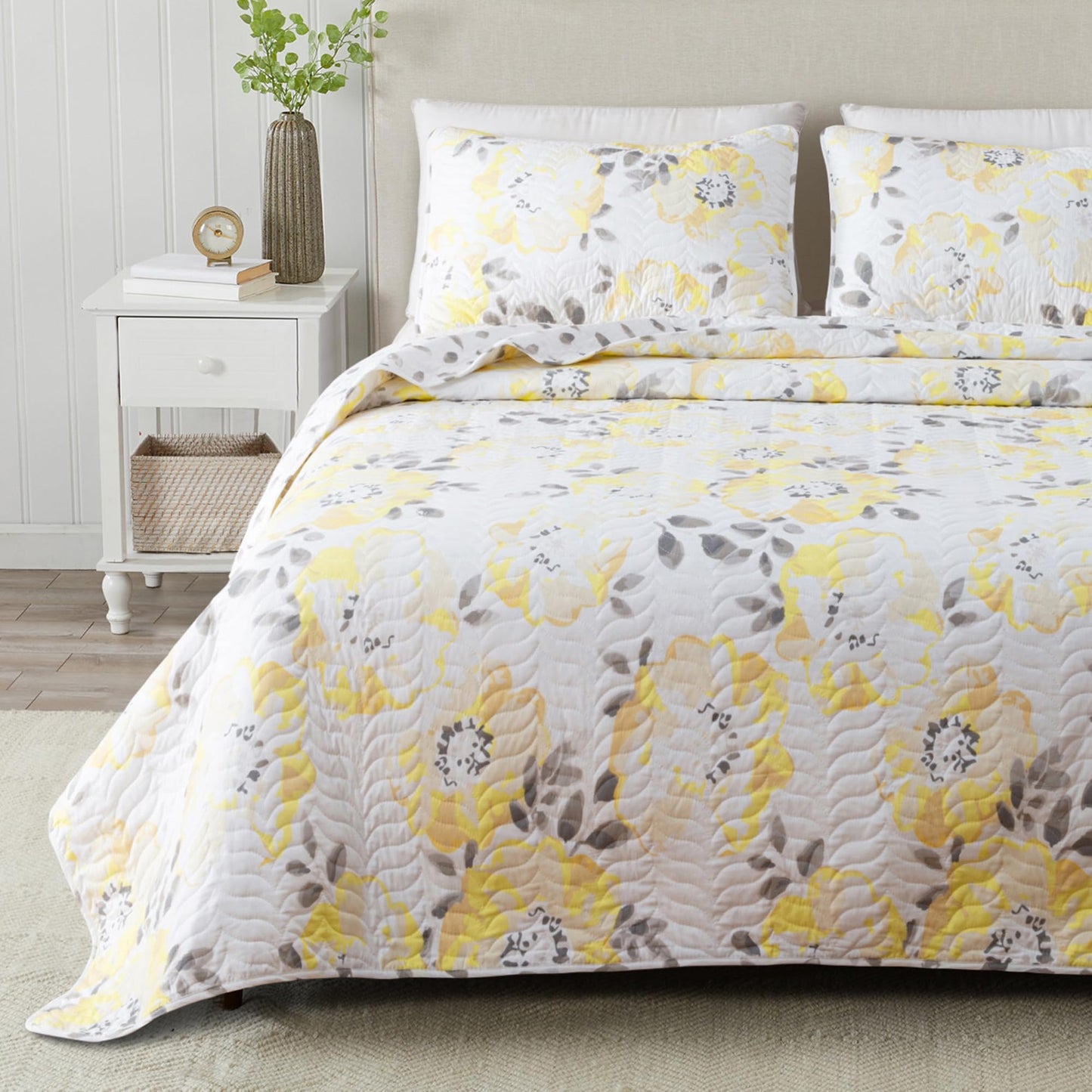 Great Bay Home Floral Twin/Twin XL Quilt Set with Shams, Yellow Floral Bedding Set, All-Season, Lightweight Bedspread. Reversible. Farmhouse Bedding. (Twin/Twin XL, Helene)