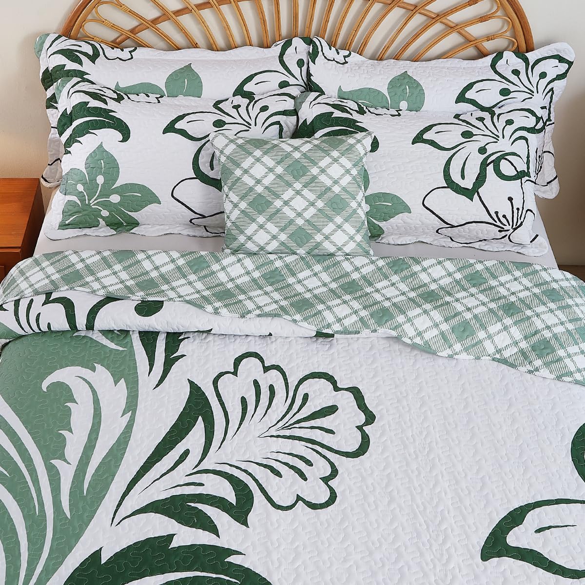 EVENHUG Quilt Queen Size Bedding Set Floral Bedspread Lightweight Reversible Bed Cover with 2 Pillow Shams for All Seasons 3 Pieces (92"X96")