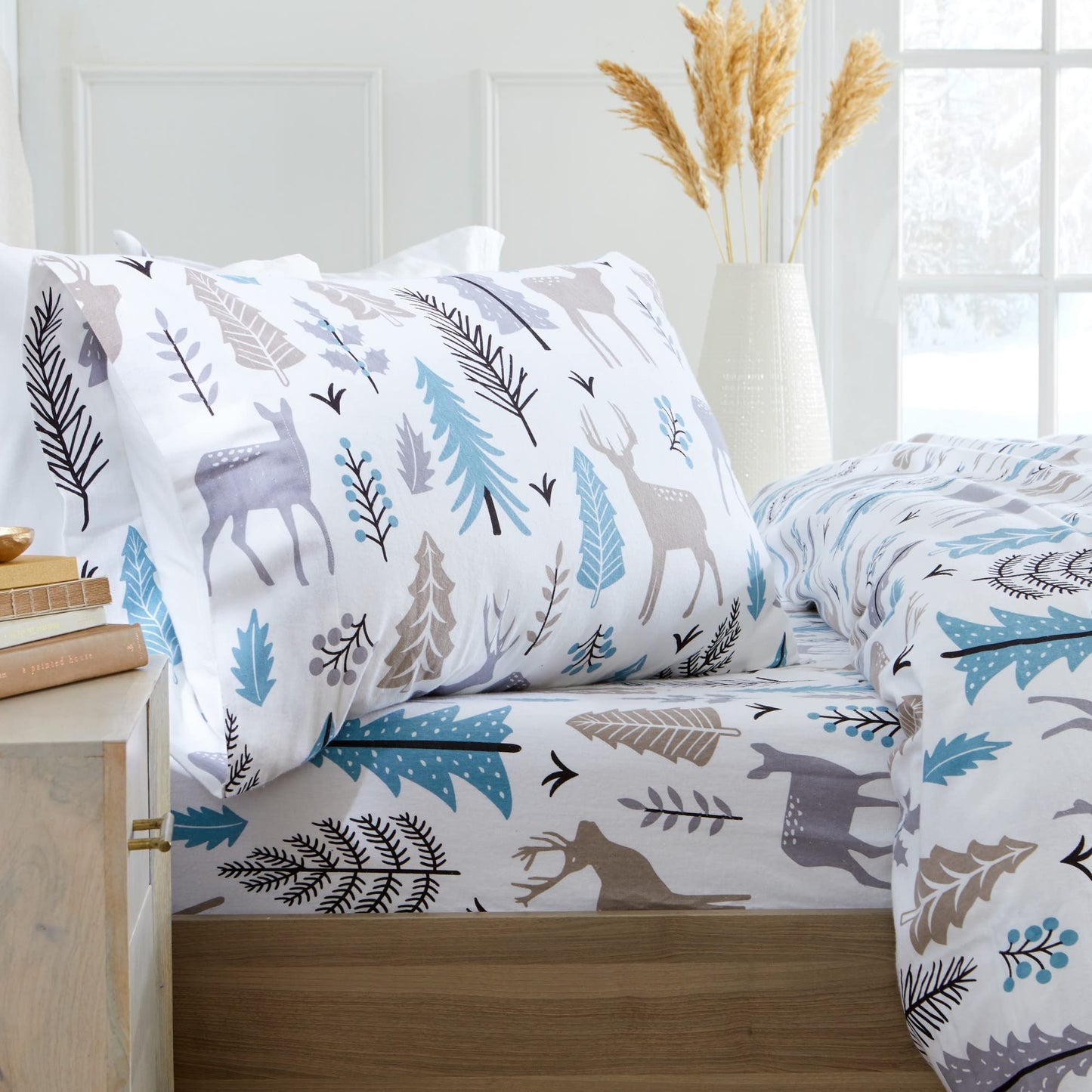 Market & Place 100% Turkish Cotton Flannel Sheet Set | 4 Piece Deep Pocket Novelty Cozy Winter Bed Sheets | Double Brushed for Extra Softness & Comfort | Alpine Collection (Queen, Holiday Deer)