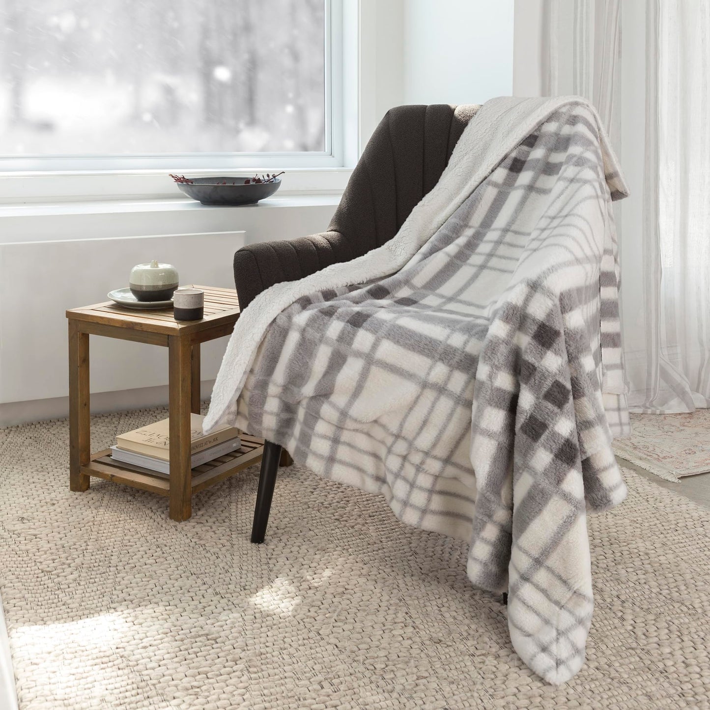 Reversible Faux Fur Throw Blanket for Couch. Fleece Blanket for Bed. Plush Blanket. Super Soft, Fluffy, Fuzzy, Cozy Throw Blankets for Bed. Machine Washable Grey Throw Blanket