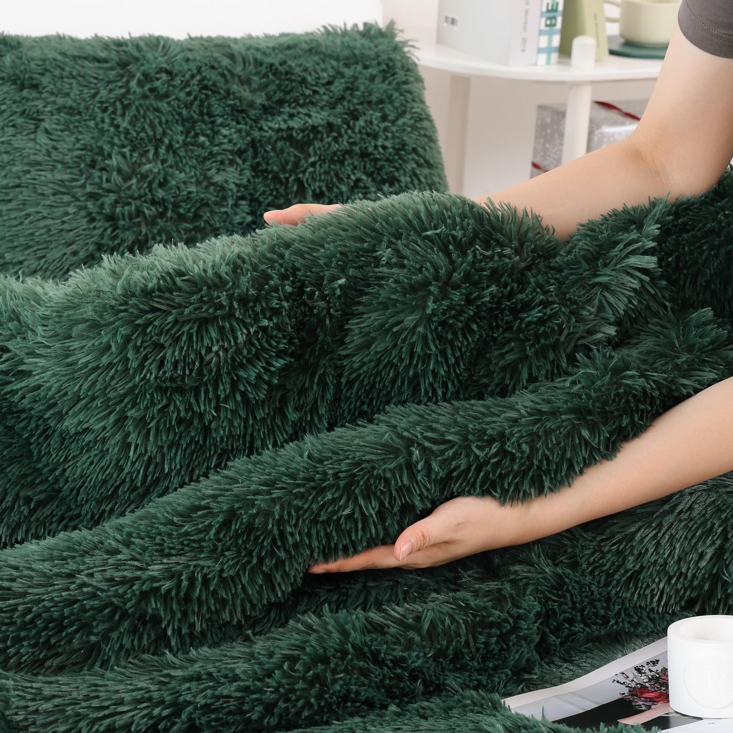 Smoofy Fluffy Queen Comforter Set, Faux Fur Comforter Set Queen Size, Luxury Fuzzy Bedding Set, Soft Shaggy Bed Set for All Season, 3 Pieces - 1 Comforter & 2 Pillowcases, Dark Green
