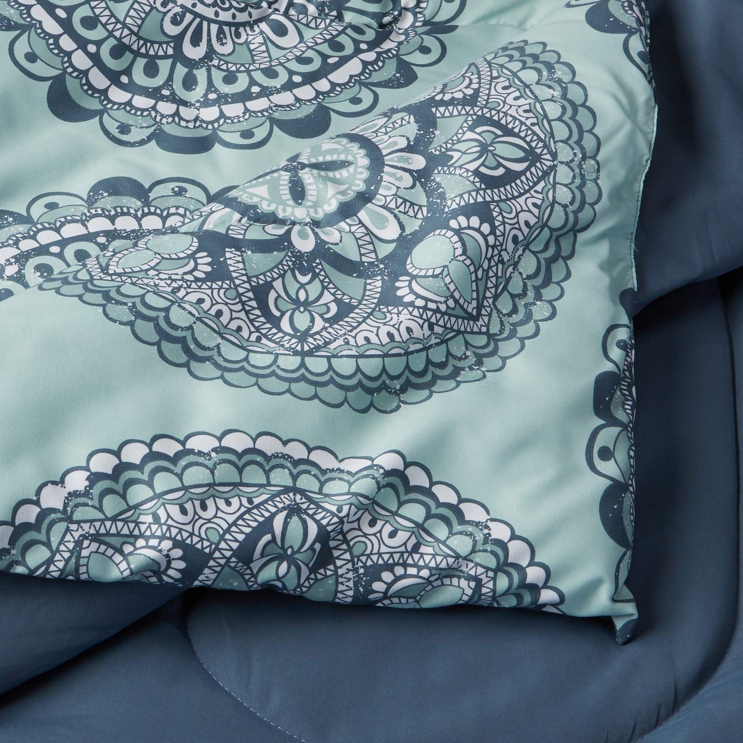 Amazon Basics 10-Piece Bed-in-a-Bag Comforter Set, Soft, Lightweight Microfiber, Full/Queen, Sea Foam Medallion