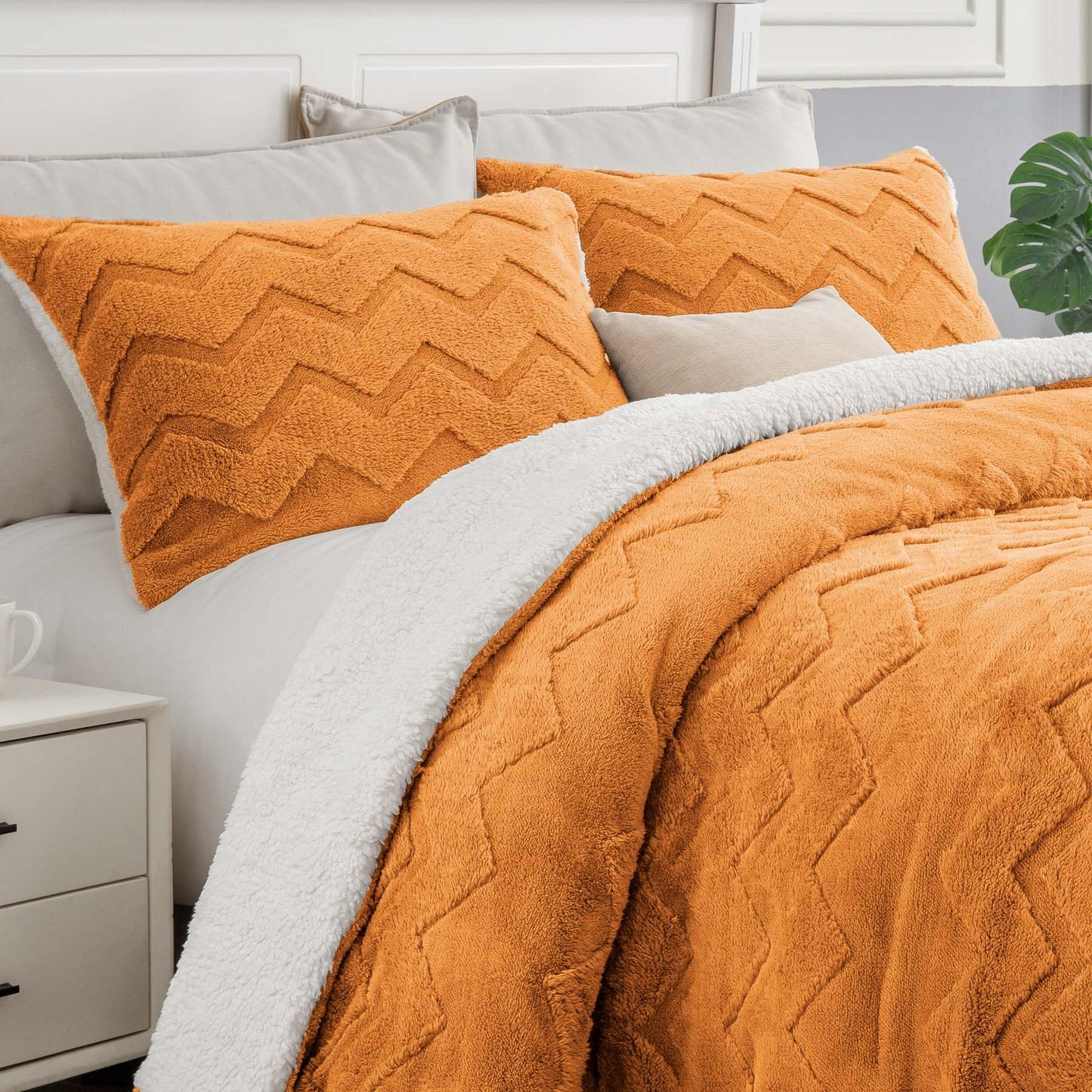 BEDELITE Fluffy Queen Comforter Set - Super Soft Sherpa Burnt Orange Comforter for Queen Size Bed, Luxury Warm Bedding Set for Winter, Fuzzy Bed Set 3 Pieces (1 Comforter, 2 Pillowcases)