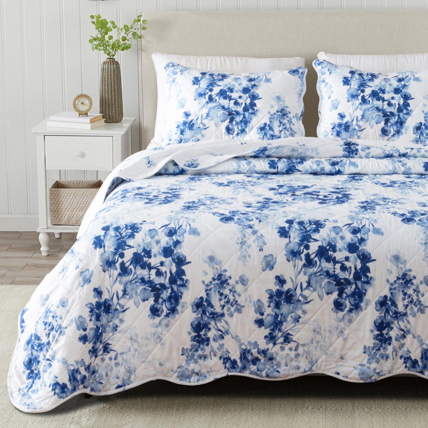 Great Bay Home Floral Twin/Twin XL Quilt Set with Shams, Blue Floral Bedding Set, All-Season, Lightweight Bedspread. Reversible, Farmhouse Bedding. (Twin/Twin XL, Jacqueline)