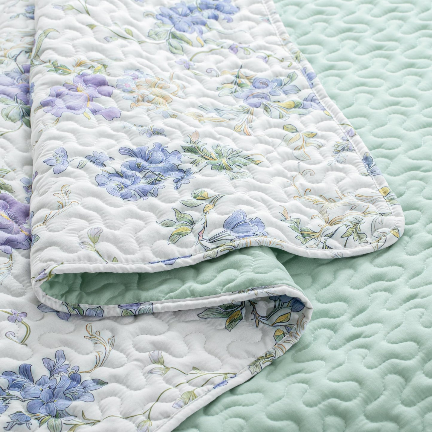 Exclusivo Mezcla Floral Quilt King Size, Faint Yellow King Size Quilt Bedding Set with Purple Floral & Vine Pattern, Reversible Lightweight Bedspreads Coverlets Bed Cover for All Seasons (104"x96")
