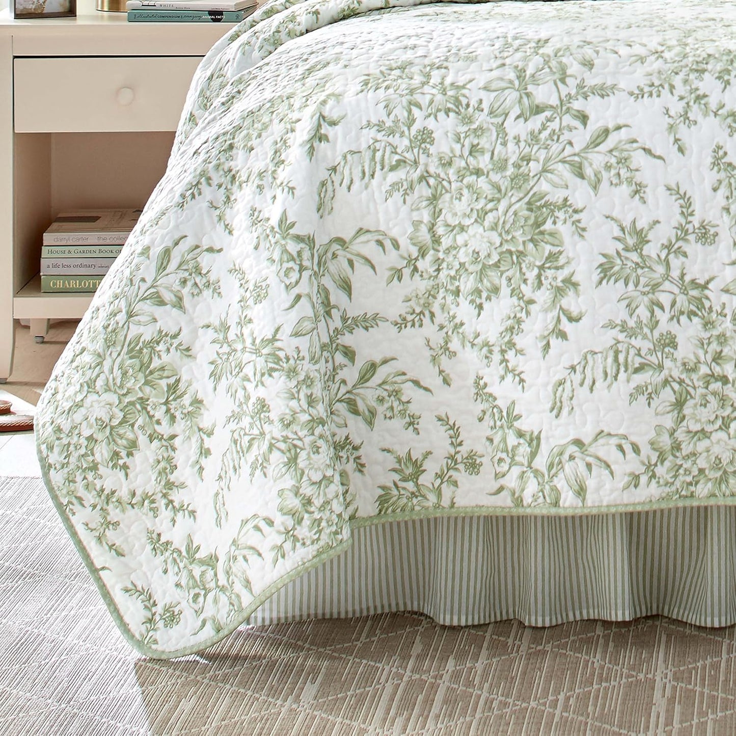 Laura Ashley – Twin Quilt Set, Soft & Lightweight Bedding with Matching Shams, Reversible Floral Room Decor, College Dorm Room Essentials (Bedford Green)