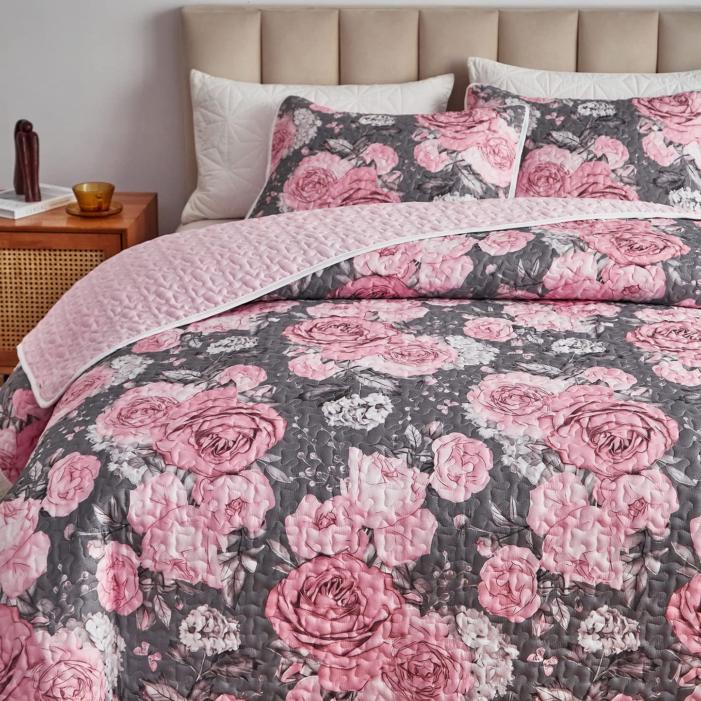 3 Pieces Quilt Set Grey with Pink Floral Quilt Bedding Set Queen Size Soft Microfiber Lightweight Reversible Coverlet Bedspread for All Season Grey Flower Quilt Set (1 Quilt+ 2 Shams)