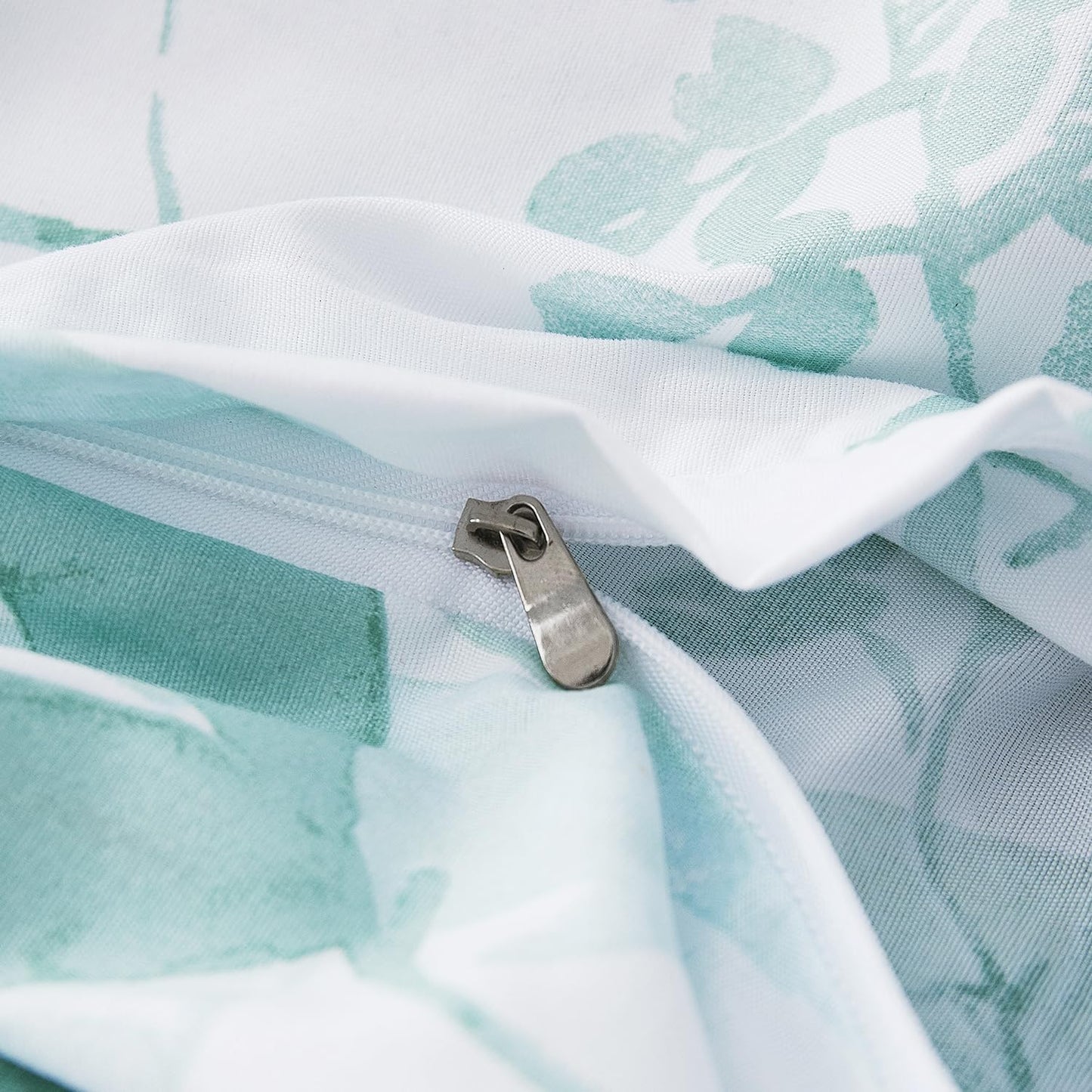 Vaulia Soft Microfiber Floral Duvet Cover King Size, Green Chic Botanical Print Pattern, Lightweight and Breathable Design, 3-Piece Set (1 Duvet Cover 2 Pillow Shams)