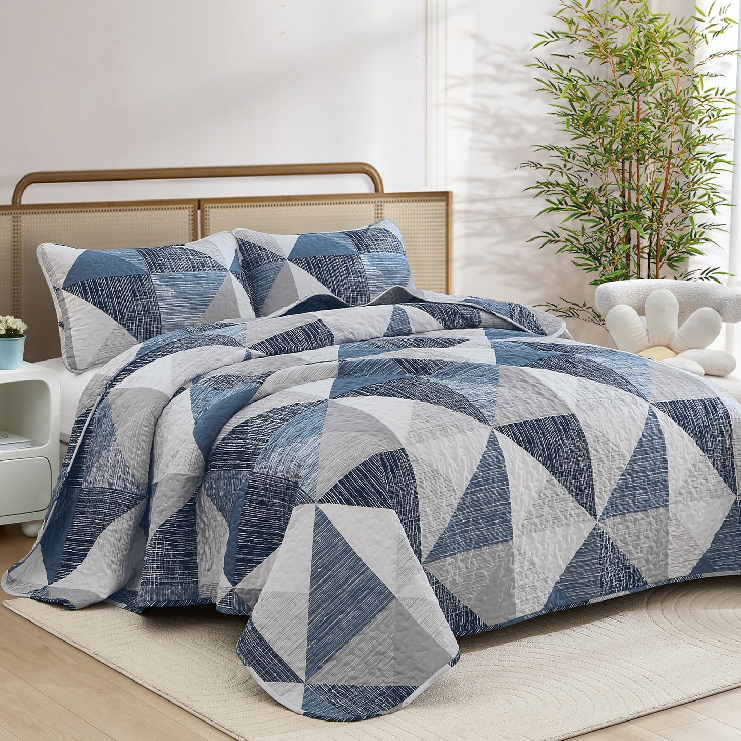 Dintszyayue Quilt Queen Size Blue, 3 Pieces Patchwork Bedspread Bedding for Queen Size Bed, Soft Lightweight Microfiber Geometric Coverlet Set for All Season Quilt with 2 Pillowcases