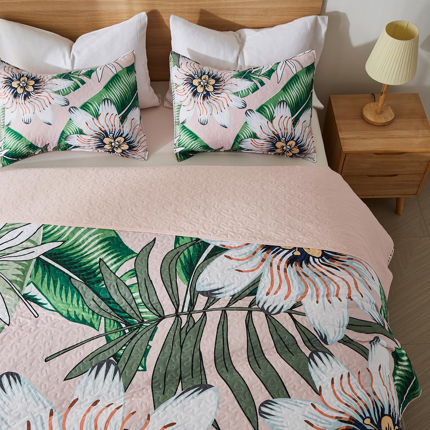 Yogeneg Queen Quilt Bedding Set,White Green Botanical Pattern Blush Full/Queen Quilt Set,3 Piece Lightweight Soft Summer Bedspread Coverlet with 2 PIillow Shams,All Season(Blush,90"x96")