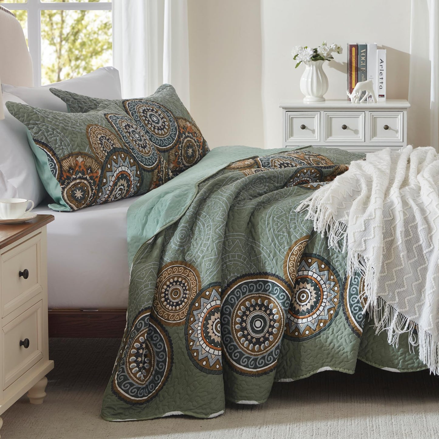 LEAONME 3-Piece Full Queen Size Olive Green Quilt Set Lightweight Oversized Bedspread 90''x98'' Soft Microfiber Floral Coverlet Luxurious Warm Bed Cover for All Seasons (1 Quilt, 2 Pillow Shams)