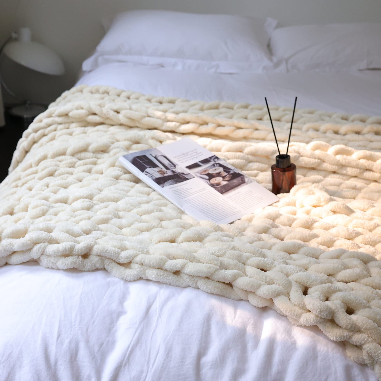 Maetoow Chenille Chunky Knit Blanket Throw （40×50 Inch）, Handmade Warm & Cozy Blanket Couch, Bed, Home Decor, Soft Breathable Fleece Banket,Graduation Gifts, Cream