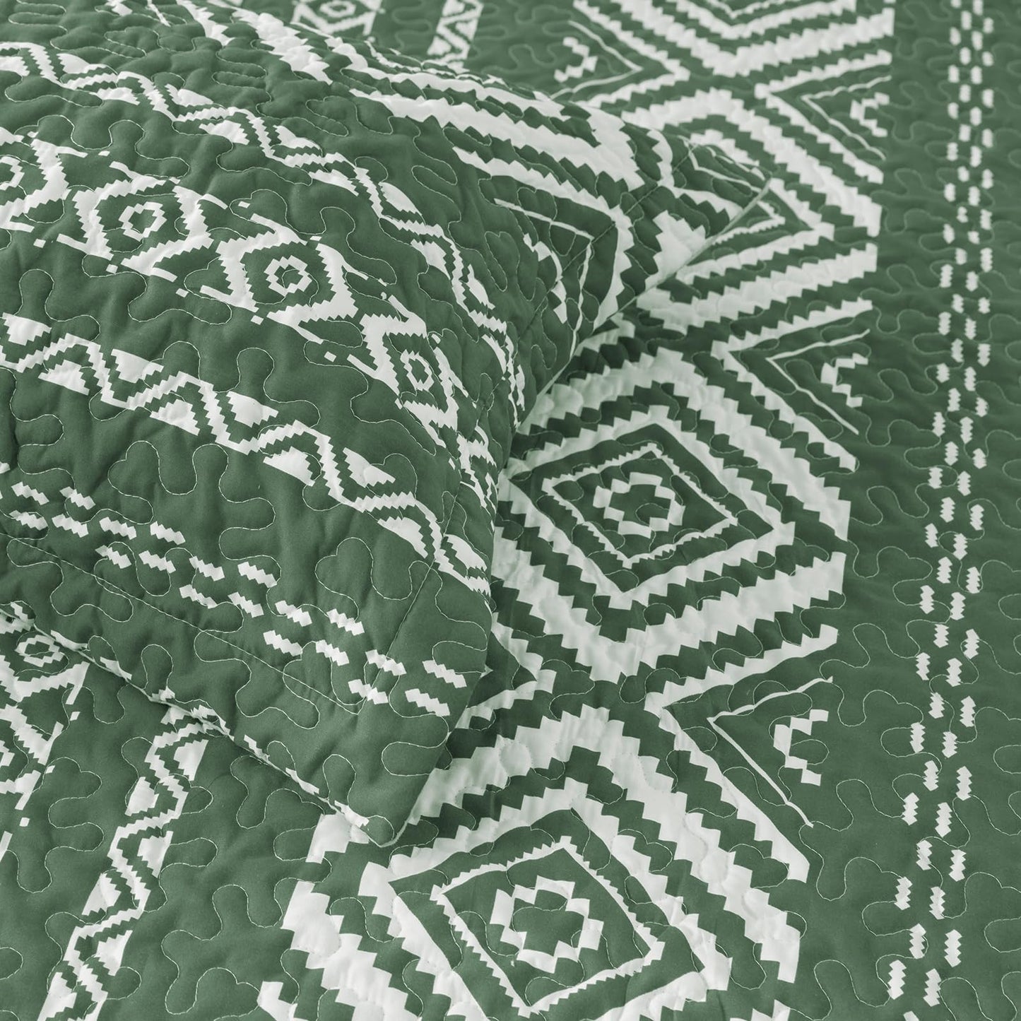 LEAONME 3 Pieces King Size Olive Green Quilt Set with Checkered Pattern Lightweight Oversized Bedspread 98''x106'' Soft Coverlet Warm Bed Cover for All Seasons (1 Quilt, 2 Pillow Shams)