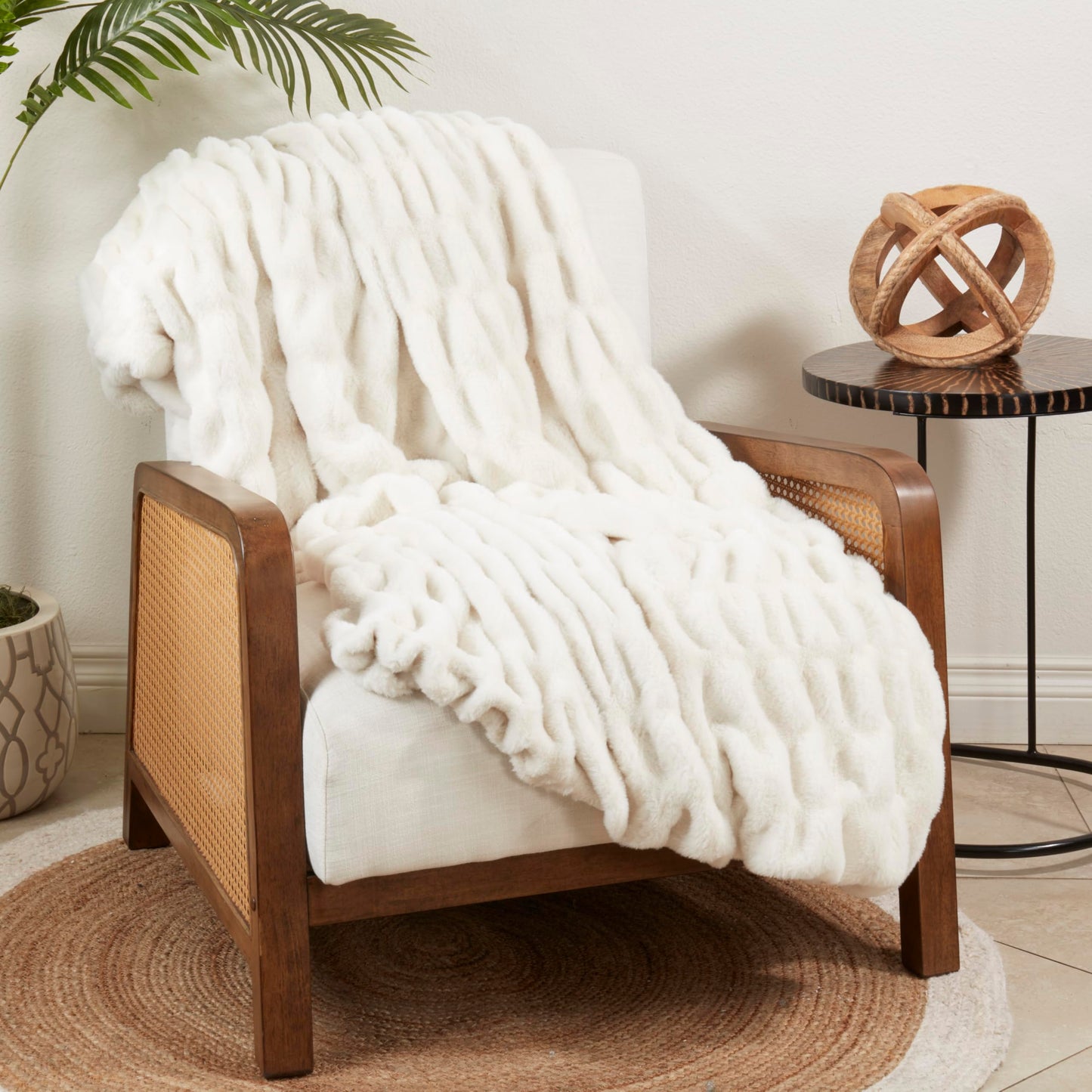 SARO LIFESTYLE Cuddle Corner Faux Rabbit Fur Throw