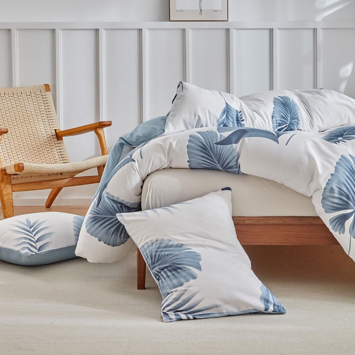 Lekesky Queen Duvet Cover Set, Tropical Blue Palm Pattern Duvet Cover Queen Size, 3 Pieces White Bedding Sets with Zipper, Ultra Soft Microfiber Reversible Floral Queen Size Comforter Cover