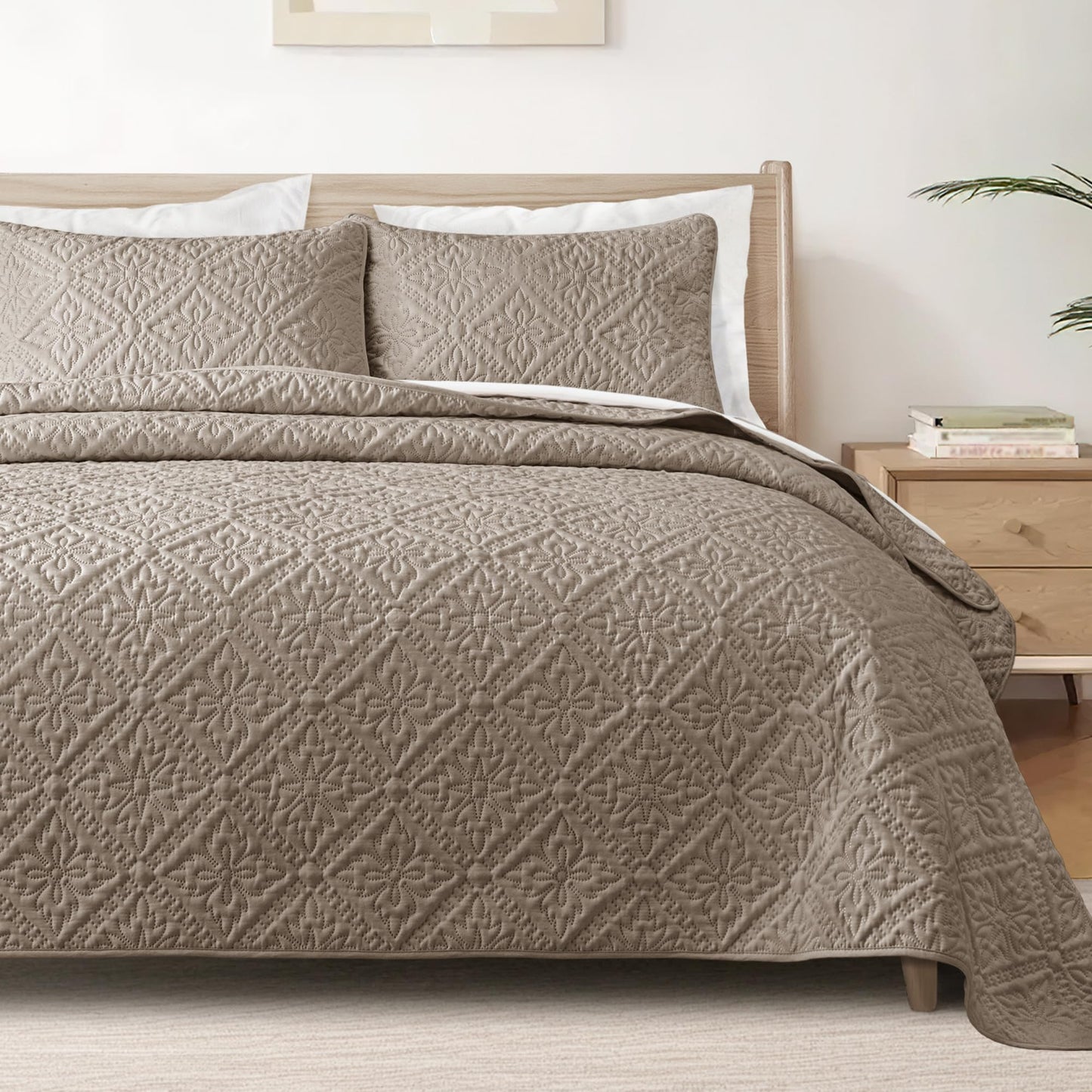 Exclusivo Mezcla King Quilt Bedding Set, Lightweight Soft Bedspreads Coverlets with 2 Pillow Shams, Modern Taupe Oversized Quilts King Size for All Seasons