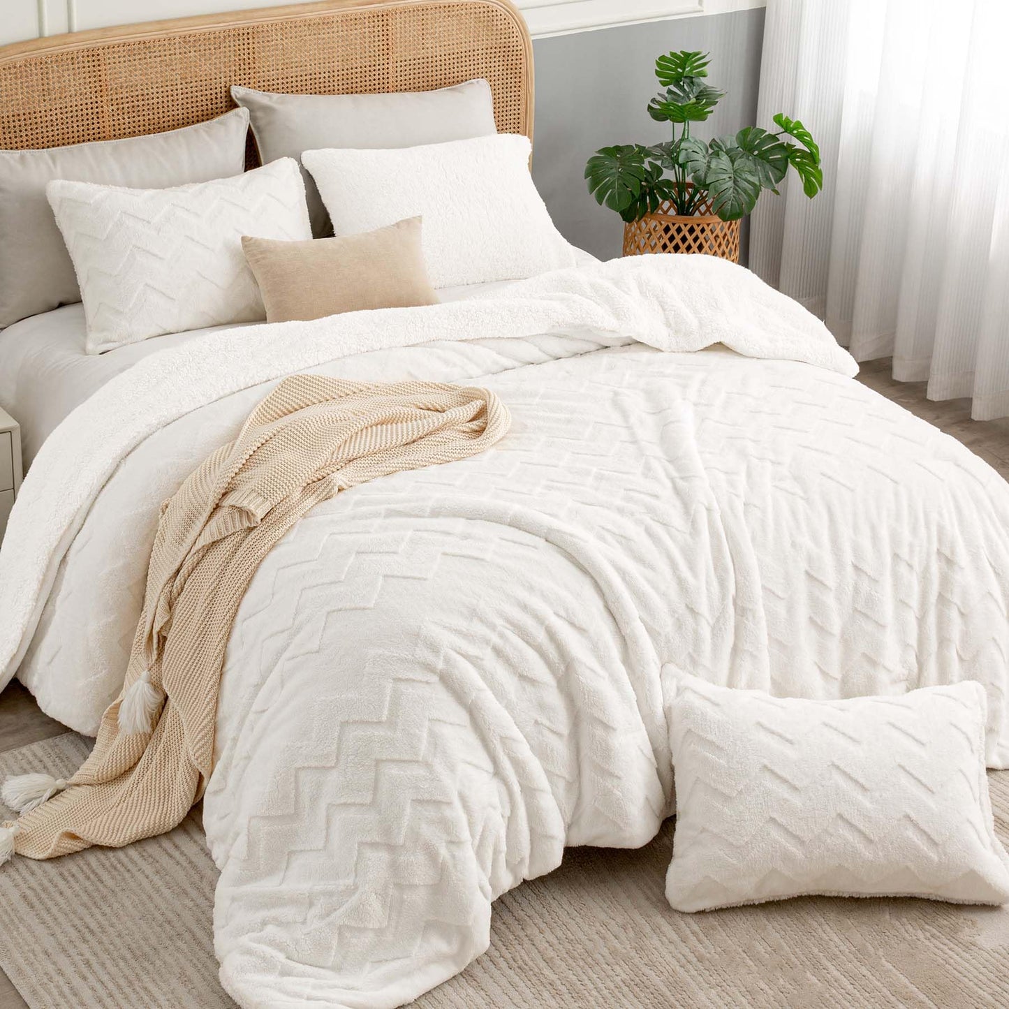 BEDELITE Fluffy Queen Comforter Set - Super Soft Sherpa Beige Comforter for Queen Size Bed, Luxury Warm Bedding Set for Winter, Fuzzy Bed Set 3 Pieces (1 Comforter, 2 Pillowcases)