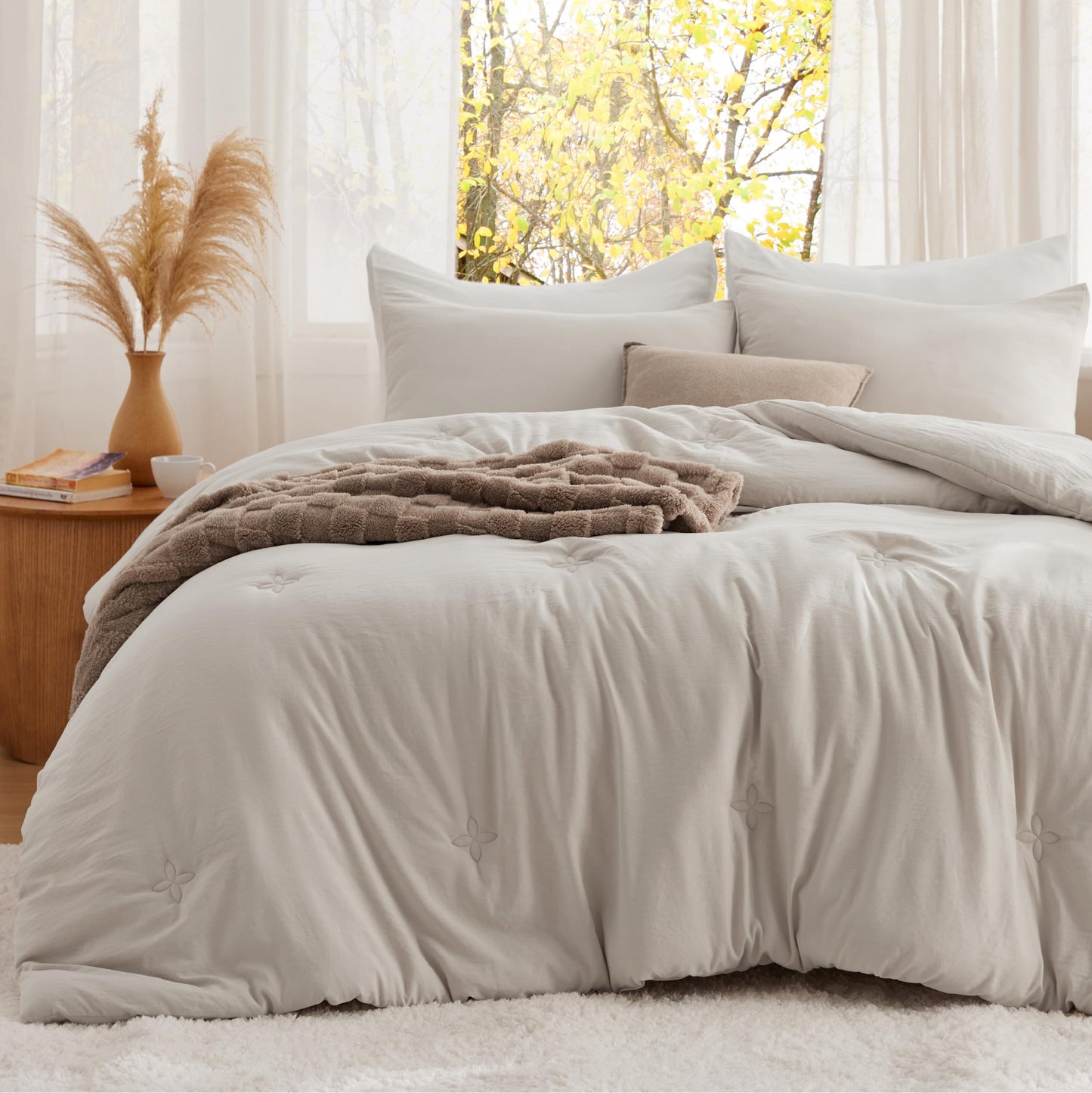 Bedsure Queen Comforter Set Beige, Soft Prewashed Queen Size Bedding, Quilted Comforter with Clover Design, Down Alternative Comforter for All Seasons, 3 Pieces Bed Set with 2 Pillow Shams