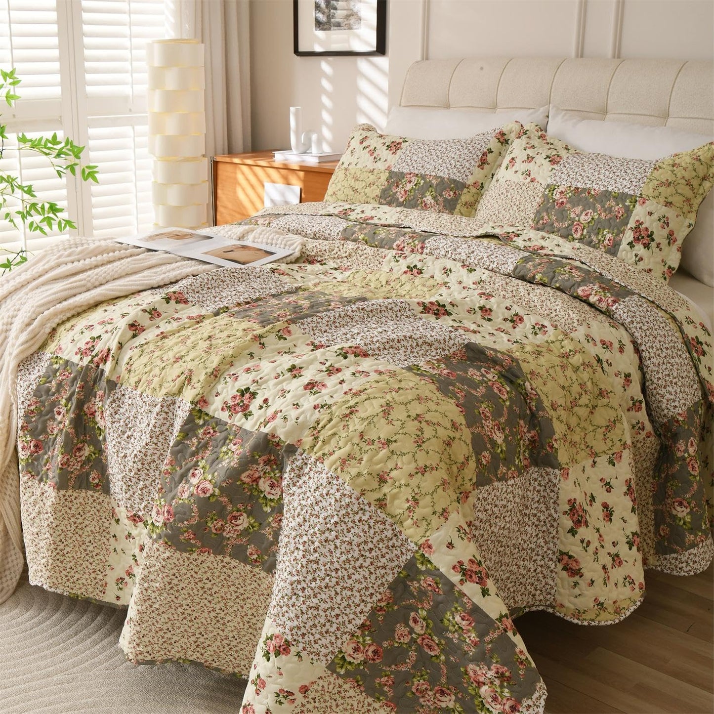 Summer Floral Queen Quilted Bedspread,Romantic Beige Quilt Set,Reversible Stitched Bedding Cover All Season,Soft Lightweight Coverlet with Pillow Cases (Lvory&Pink, Queen90 x90)