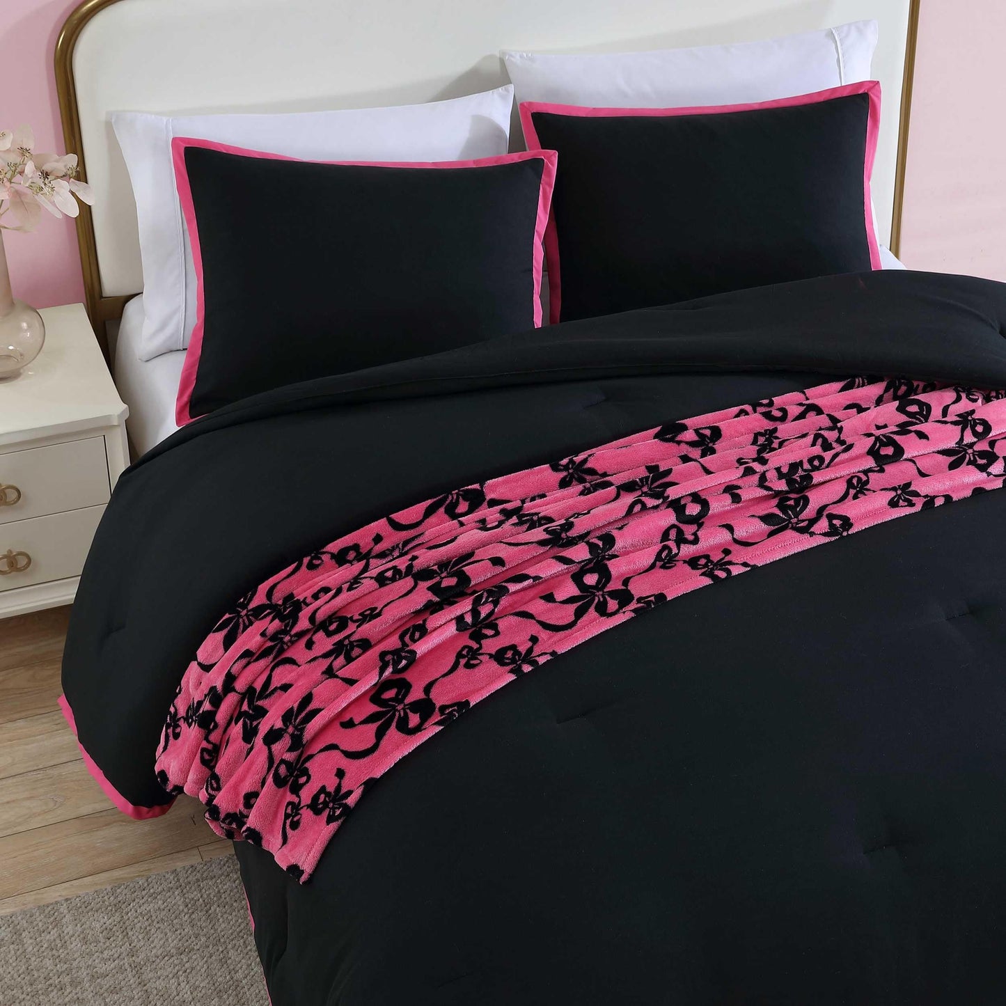 Betsey Johnson - Queen Comforter Set with Shams & Bonus Plush Throw Blanket, Soft & Lightweight Bedding, Dorm Room Essentials, Signature Hotel Solid Black