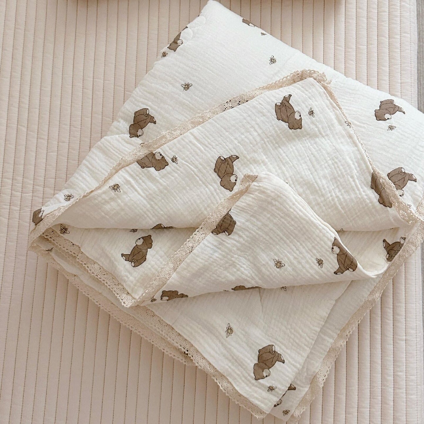 BuLuTu 100% Muslin Toddler Quilt Thin Crib Comforter Girls Boys Quilted Blankets, 47"x59", 1.5 Pounds, Soft Breathable Muslin Cotton Quilts, Bee Bear Pattern, Machine Washable