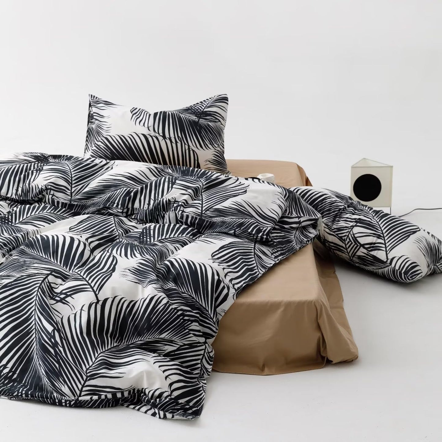 karever Black Leaves Comforter Queen & White Palm Leaf Printed Sets Modern Boho Tropical Botanical Bed Quilts for Women Men Soft Floral Comforters, Queen(90''*90'')