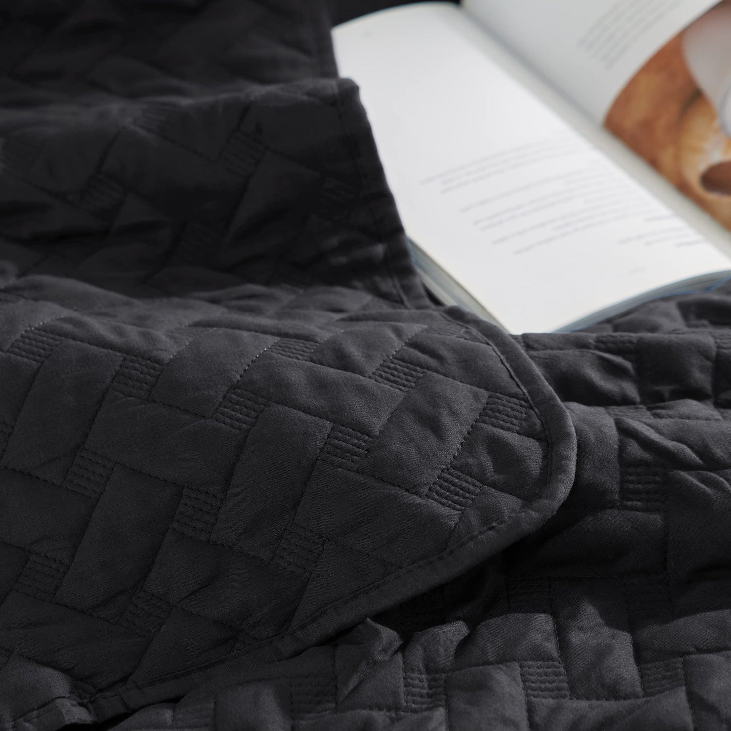 Bedsure Quilts King Size - Lightweight Bedspreads King Size with Basket Weave Pattern, Soft Quilt Bedding Set, Black Comforter Set Coverlet for All Seasons with 2 Pillow Shams (106" x 96")