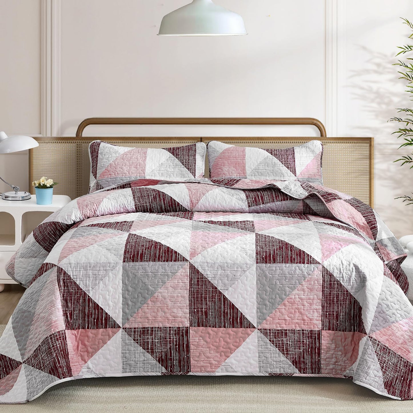 Dintszyayue Pink Quilt Queen Size, 3 Pieces Triangular Patchwork Bedspread Bedding for Queen Size Bed, Soft Lightweight Microfiber Geometric Coverlet Set for All Spring Quilt with 2 Pillowcases90 x96