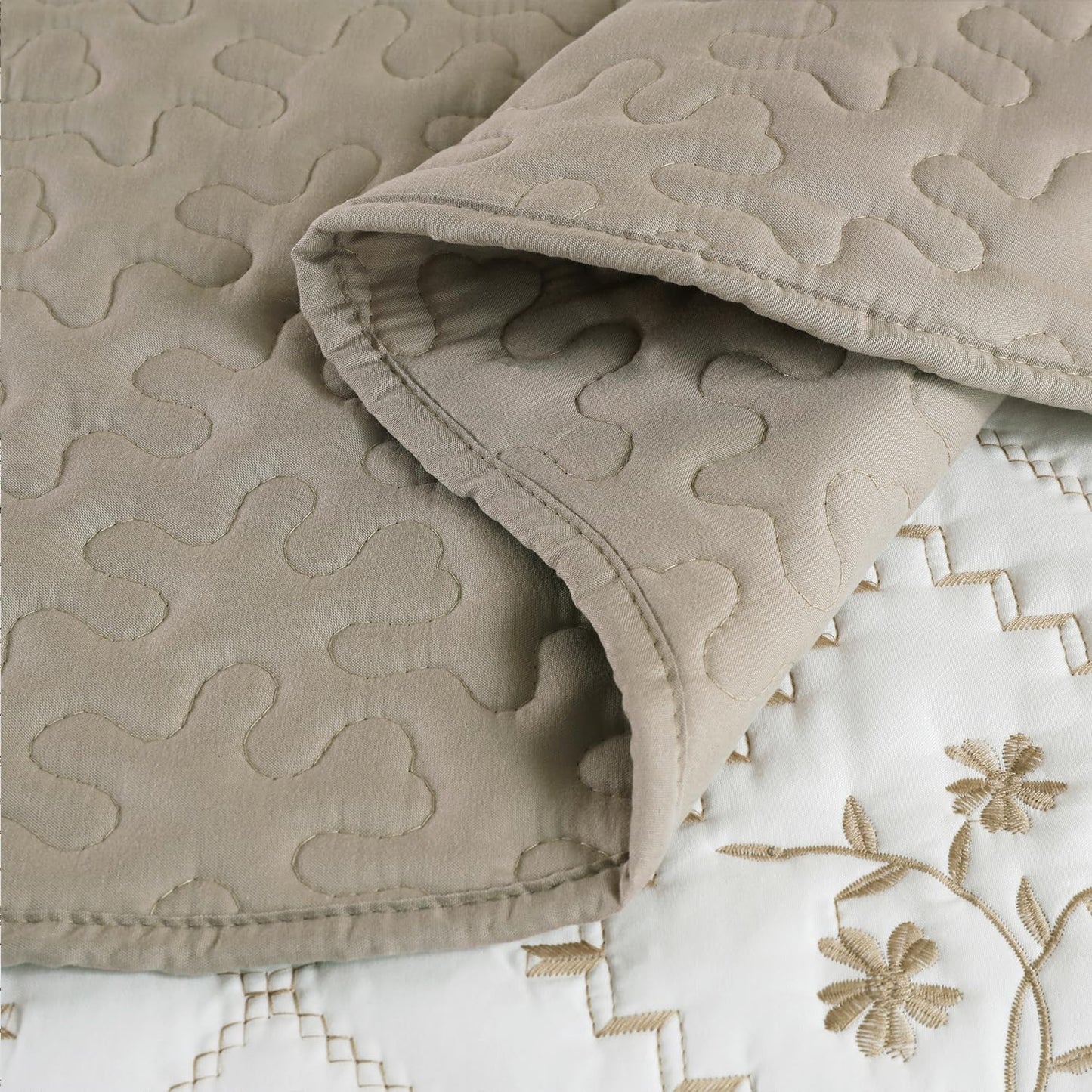 Cmfshape Floral Embroidery Quilt Set,3 Pieces Oversized King Quilt Bedding Set,Classic Diamond Pattern Quilts,Ultra Soft Lightweight Reversible Bedspread Coverlets for All Season(Taupe,120"x120")