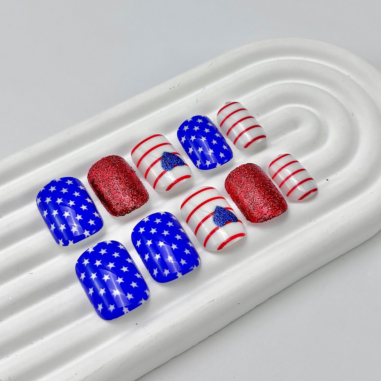 Independence Day Press on Nails Short Oval Fake Nails Red Stripes Glitter Stick on Acrylic Nails Mini Star Heart False Nails Reusable Full Cover Glue on Nails 4th of July Nails for Women Nail Decor