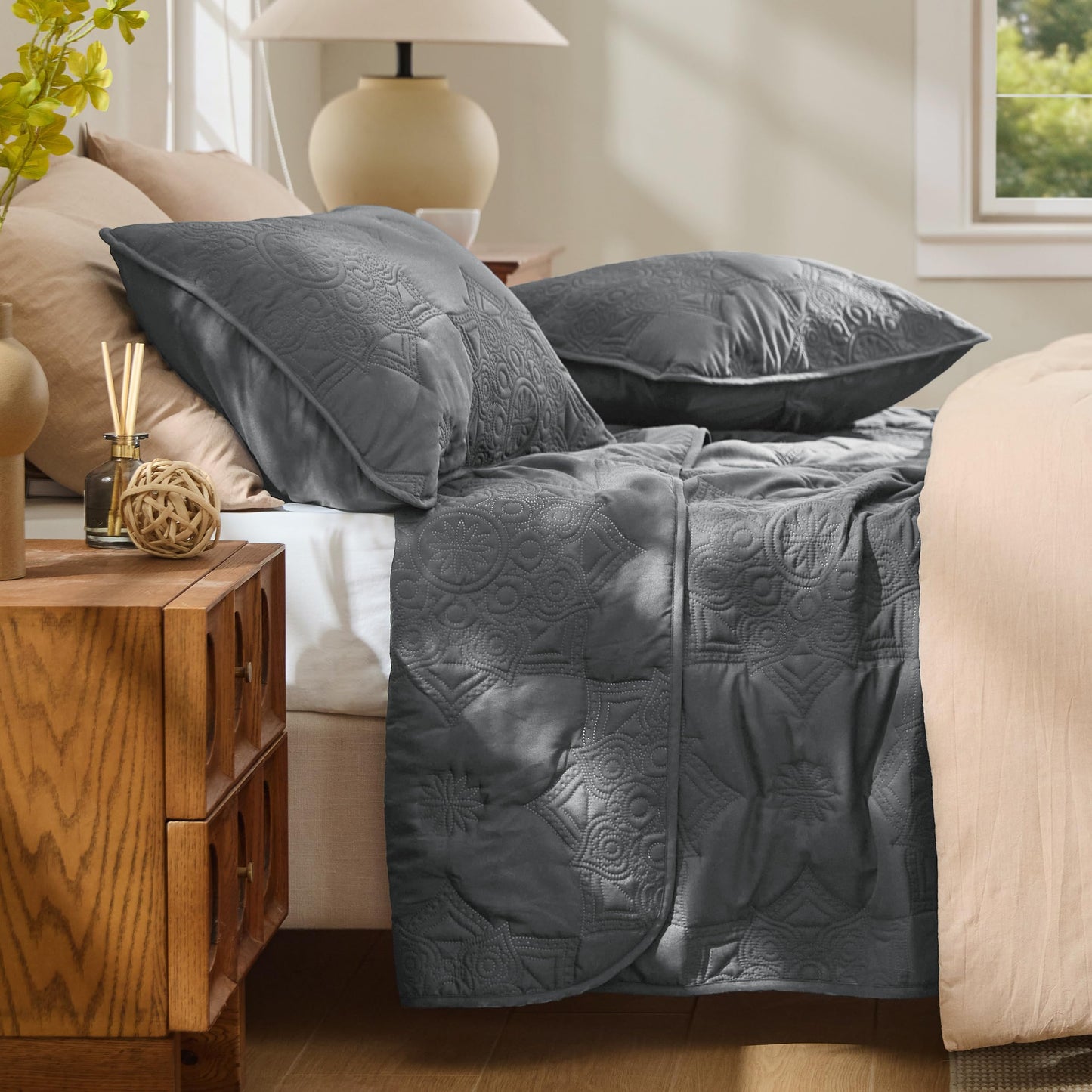 Bedsure King Size Quilt Set - Lightweight Bedspreads King Size, Stitch-Free Ultrasonic Quilting Coverlet, All-Season Dark Grey Comforter Set, Pet-Friendly Soft Machine Washable Bedding (106"x96")