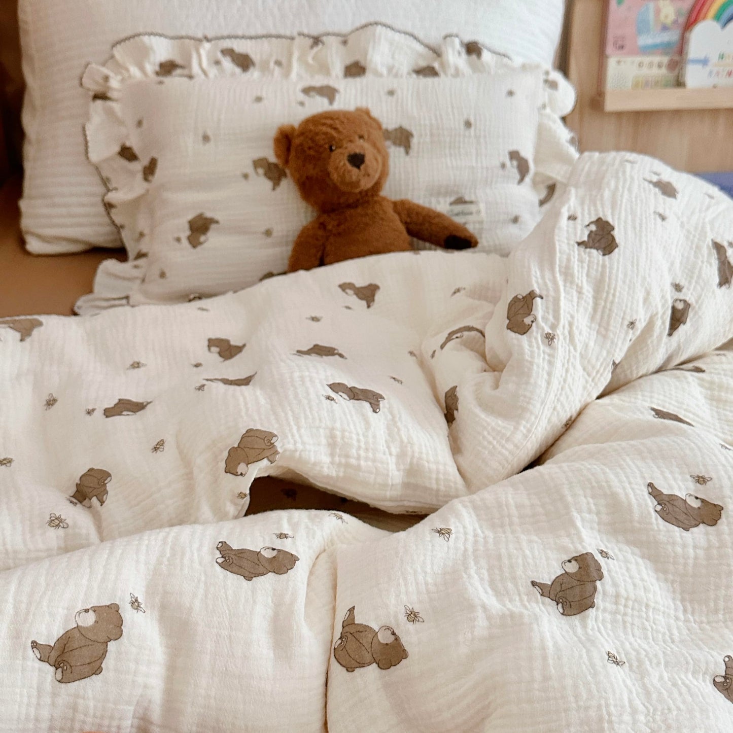 AOJIM Kids Bedding Duvet Cover 1 Piece with Little Bee and Brown Bear, Cotton Toddler 2-layer gauze Muslin Comforter Cover 47X59'', Ruffled Design Baby Duvet Protector for Girls Boys, Machine Washable