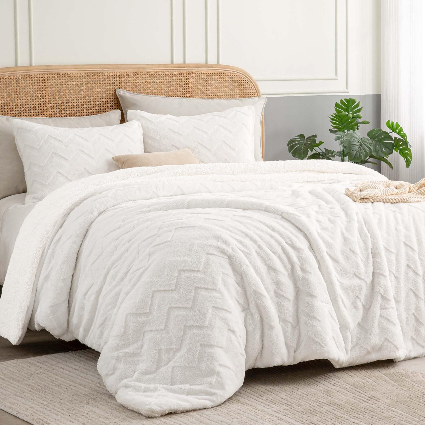 BEDELITE Fluffy Queen Comforter Set - Super Soft Sherpa Beige Comforter for Queen Size Bed, Luxury Warm Bedding Set for Winter, Fuzzy Bed Set 3 Pieces (1 Comforter, 2 Pillowcases)