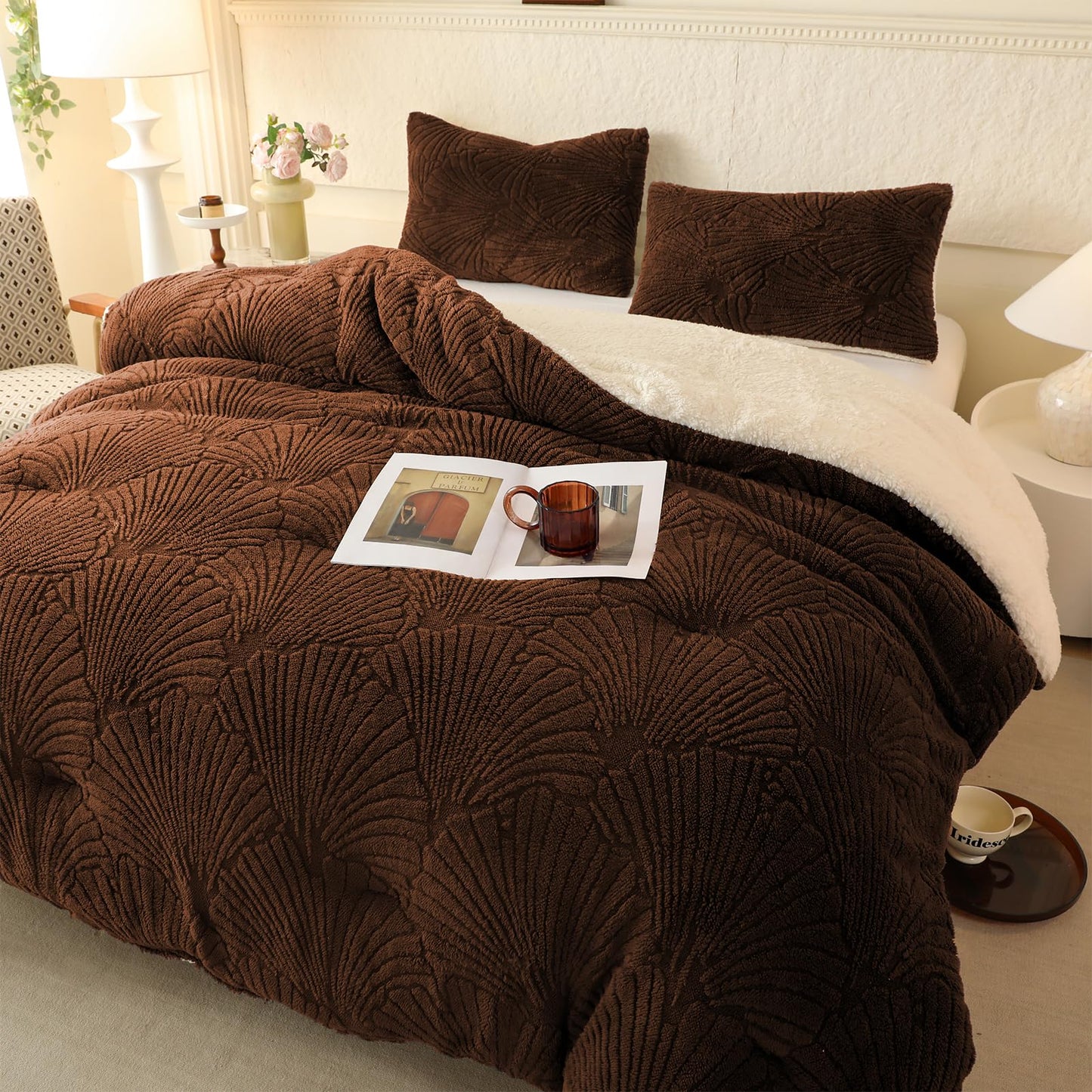 tohrisa Seashell Jacquard Sherpa Comforter Set Warm Cozy Premium Bedding 3 Pieces, King Size Geometric Pattern Quilt Comforter with 2 Pillowcases(104"X90" Coffee)