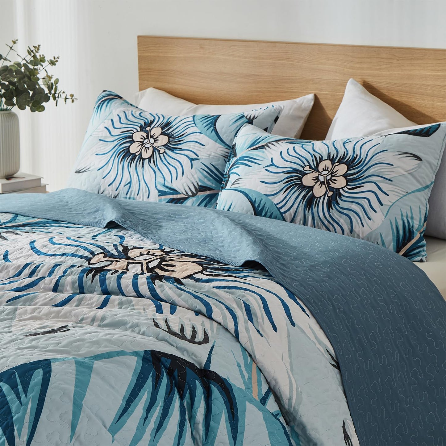 Yogeneg King Quilt Bedding Set,White Green Botanical Pattern Light Blue King/Cal King Quilt Set,3 Piece Lightweight Soft Summer Bedspread Coverlet with 2 PIillow Shams,All Season(Light Blue,110"x96")