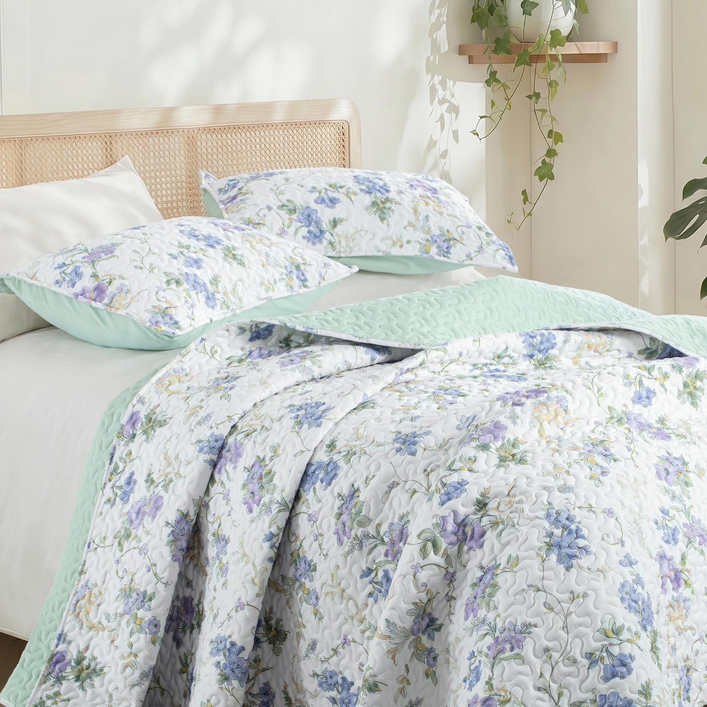 Exclusivo Mezcla Floral Quilt King Size, Faint Yellow King Size Quilt Bedding Set with Purple Floral & Vine Pattern, Reversible Lightweight Bedspreads Coverlets Bed Cover for All Seasons (104"x96")
