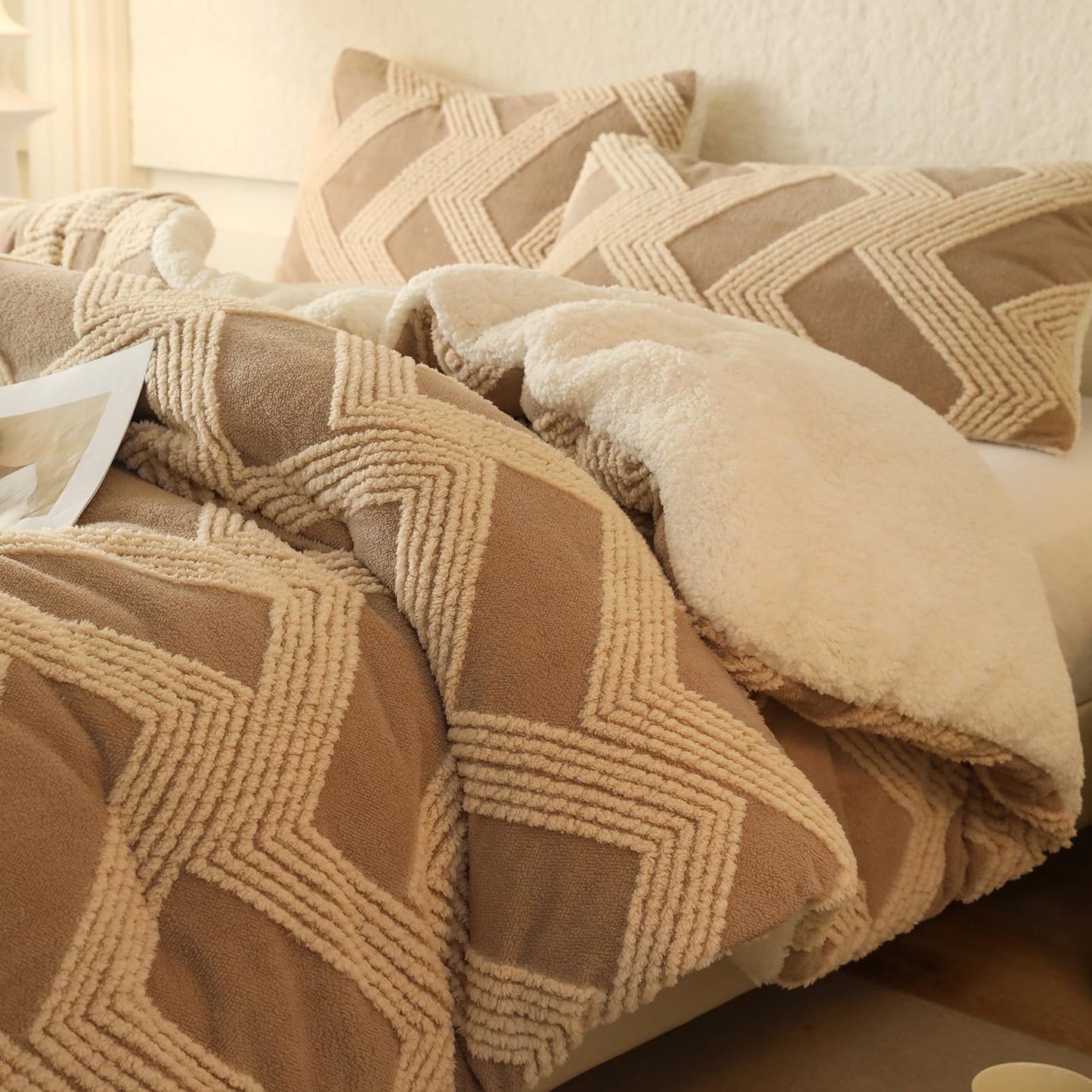 tohrisa Tufted Boho Comforter Set King - Beige Fluffy Sherpa Bedding Set, Soft Fuzzy Jacquard Quilt Set, 3 Pieces Cozy Bed Set Warm Comforter for Winter(104"X90")