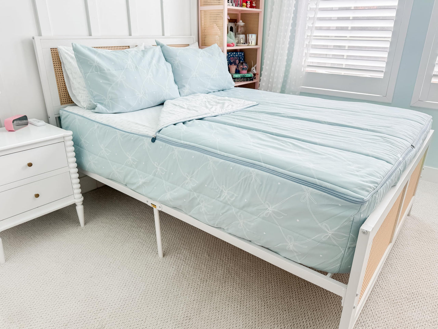 Beddy's Ribbon & Bow Theme Durable Zipper Bedding for Kids - Bed in a Bag - White Striped Sheets with Baby Blue Comforter - Includes Pillowcase & Sham - Twin
