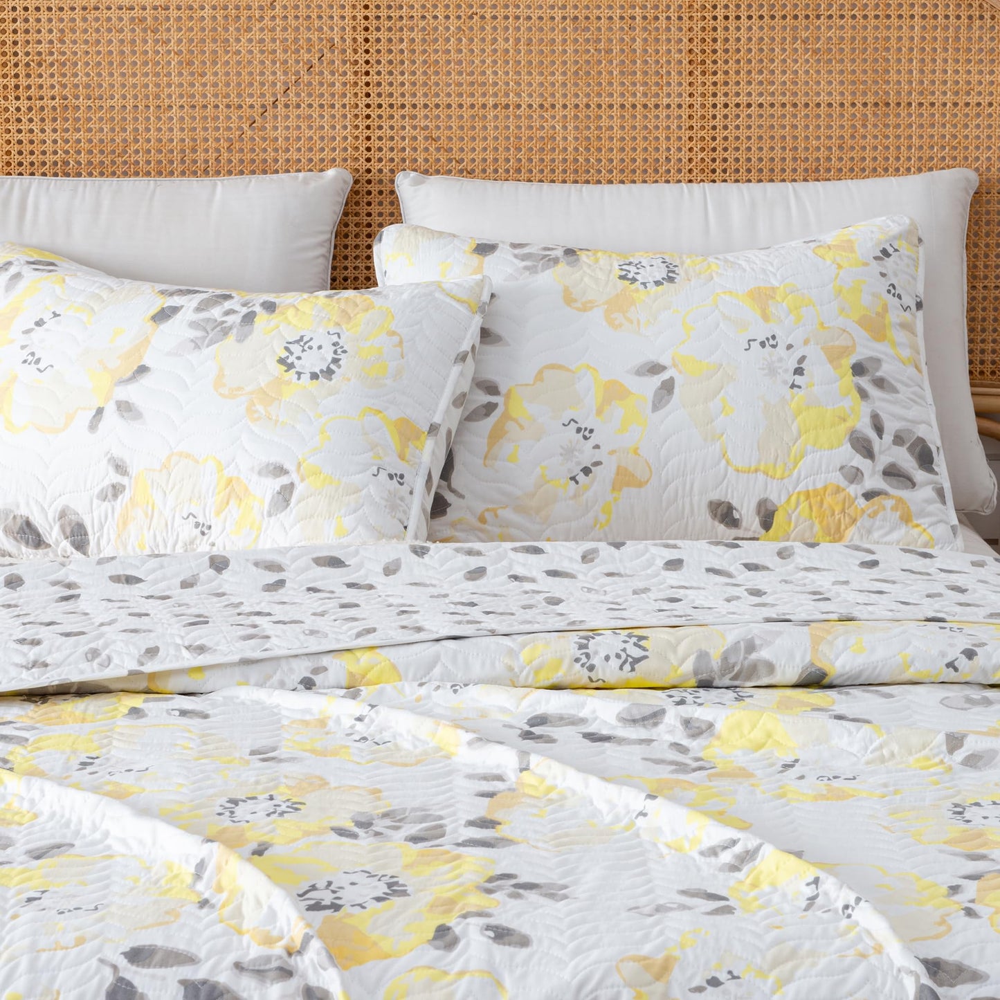 Great Bay Home Floral Twin/Twin XL Quilt Set with Shams, Yellow Floral Bedding Set, All-Season, Lightweight Bedspread. Reversible. Farmhouse Bedding. (Twin/Twin XL, Helene)