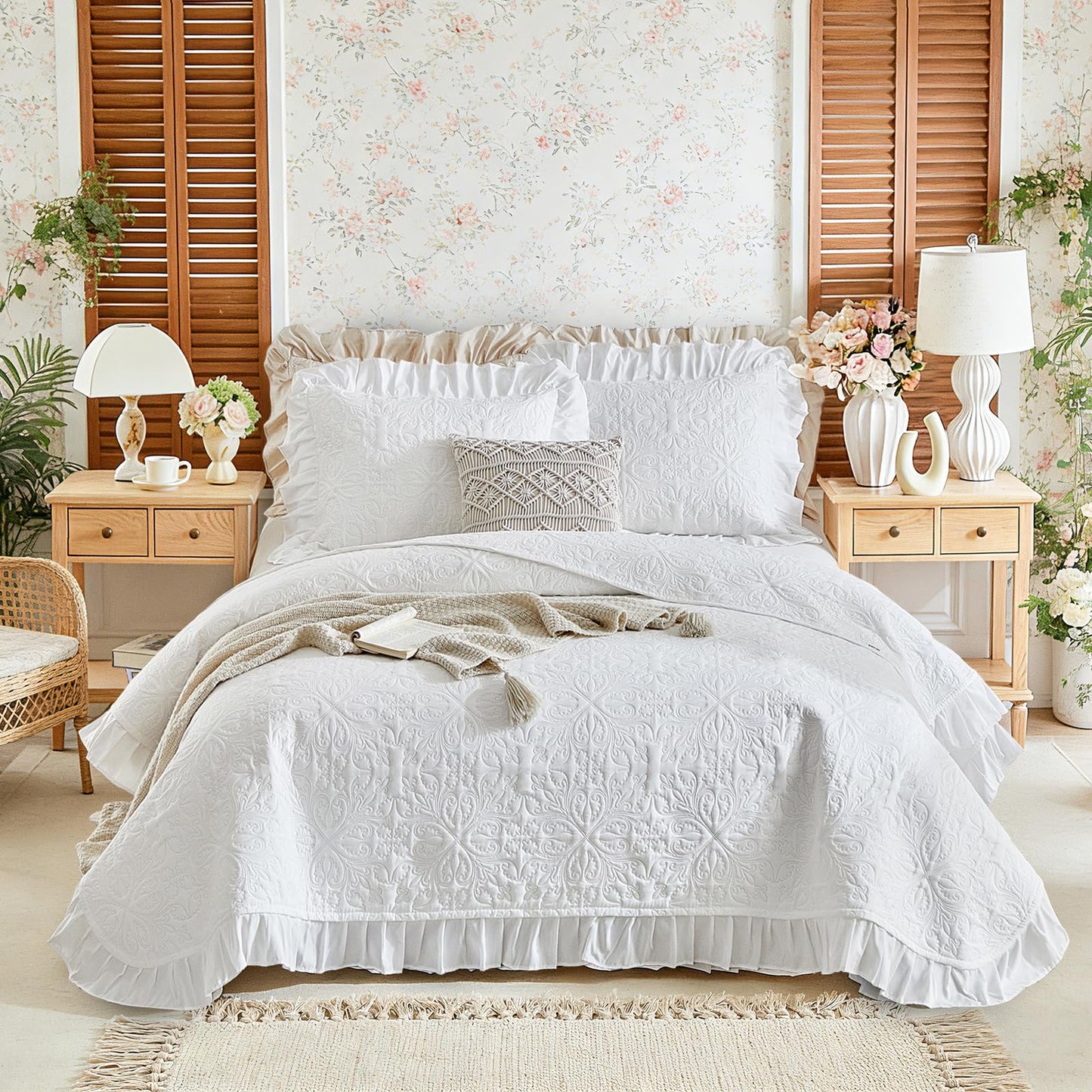 Ruffles Quilt Set Queen Size 96 * 96in - 3 Pieces Solid Shabby Chic Farmhouse Ruffled Bedding Rustic Coverlet Lightweight Fluffy Summer Oversized Bedspread with Shams for Women Men White