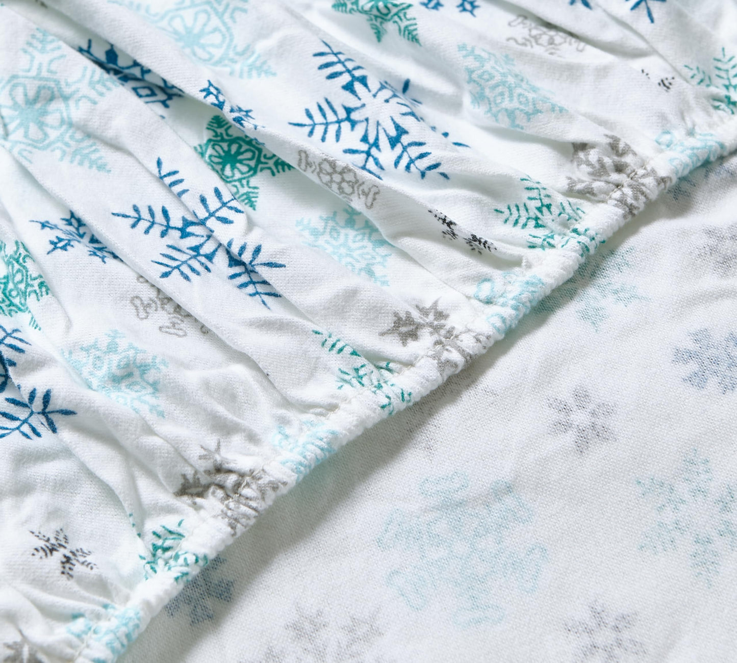 Eddie Bauer - Flannel Sheets Queen Size, Anti-Pilling & Wrinkle Resistant Cotton, Touchably Soft for All-Season Comfort - Bed Sheets with Matching Pillowcases & Fitted Sheet (Tossed Snowflake Blue)