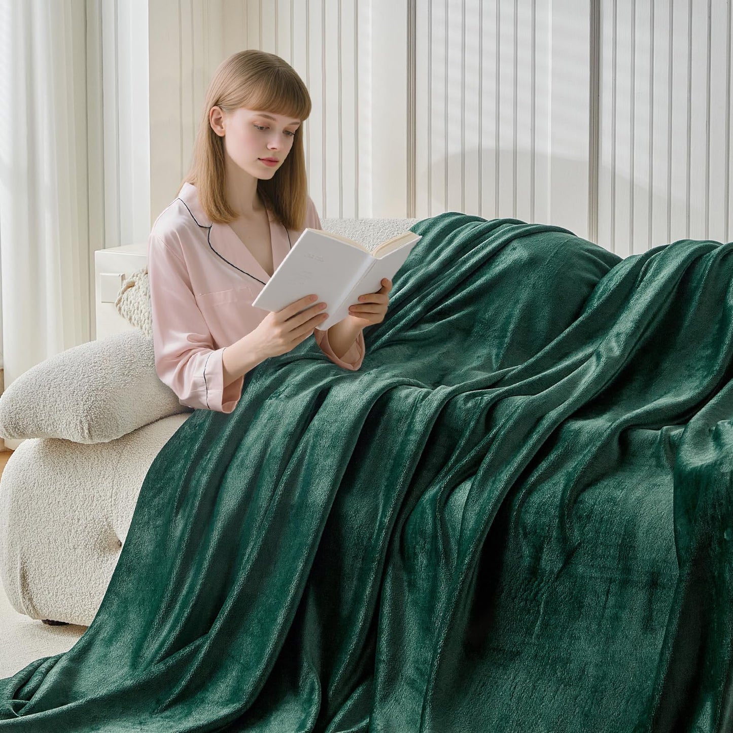 WARMDERN Emerald Green Velvet Duvet Cover Set Queen Size, Luxury Milk Velvet Bedding Duvet Cover with Zipper Closure, 3pcs Ultra Soft Duvet Covers for All Seasons, 90" x 90", Emerald Green