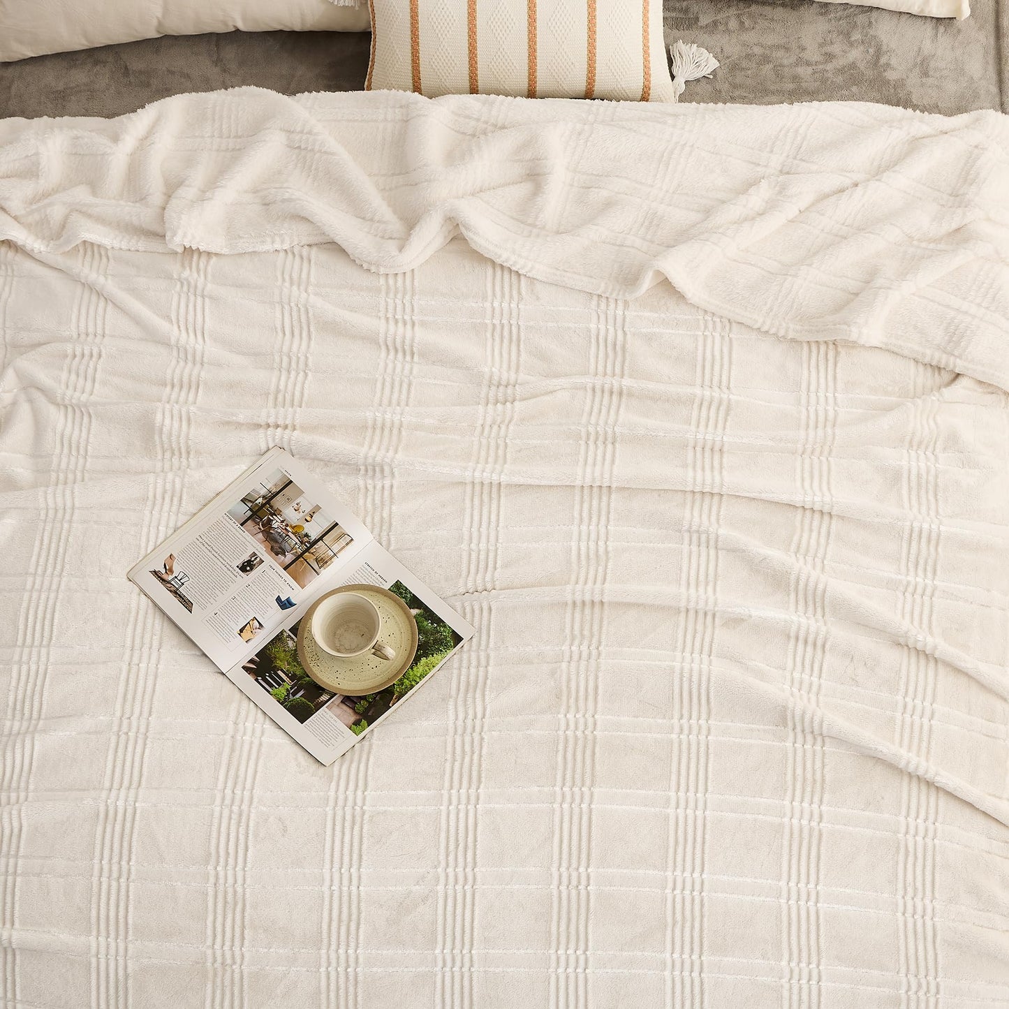 Oversized King Fleece Blanket 120x138 Inches, Seamless Soft Cozy 3D Jacquard Flannel Blanket 10'x11.5' Extra Large for Bed, Sofa, Couch, Travel & Camping, California King Throw, Beige