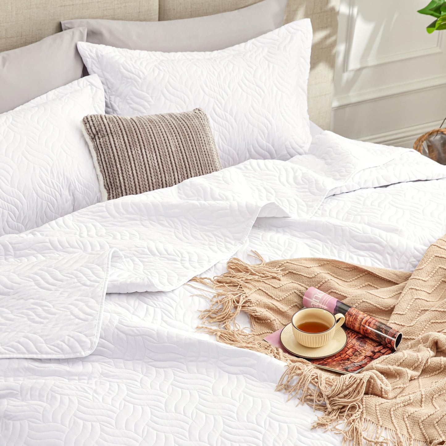 Love's cabin King Size Quilt Set White Bedspreads - Soft Bed Summer Lightweight Bedspread Comforter - Modern Style Wave Pattern Coverlet for All Season - 3 Pieces (1 Quilt, 2 Pillow Shams)