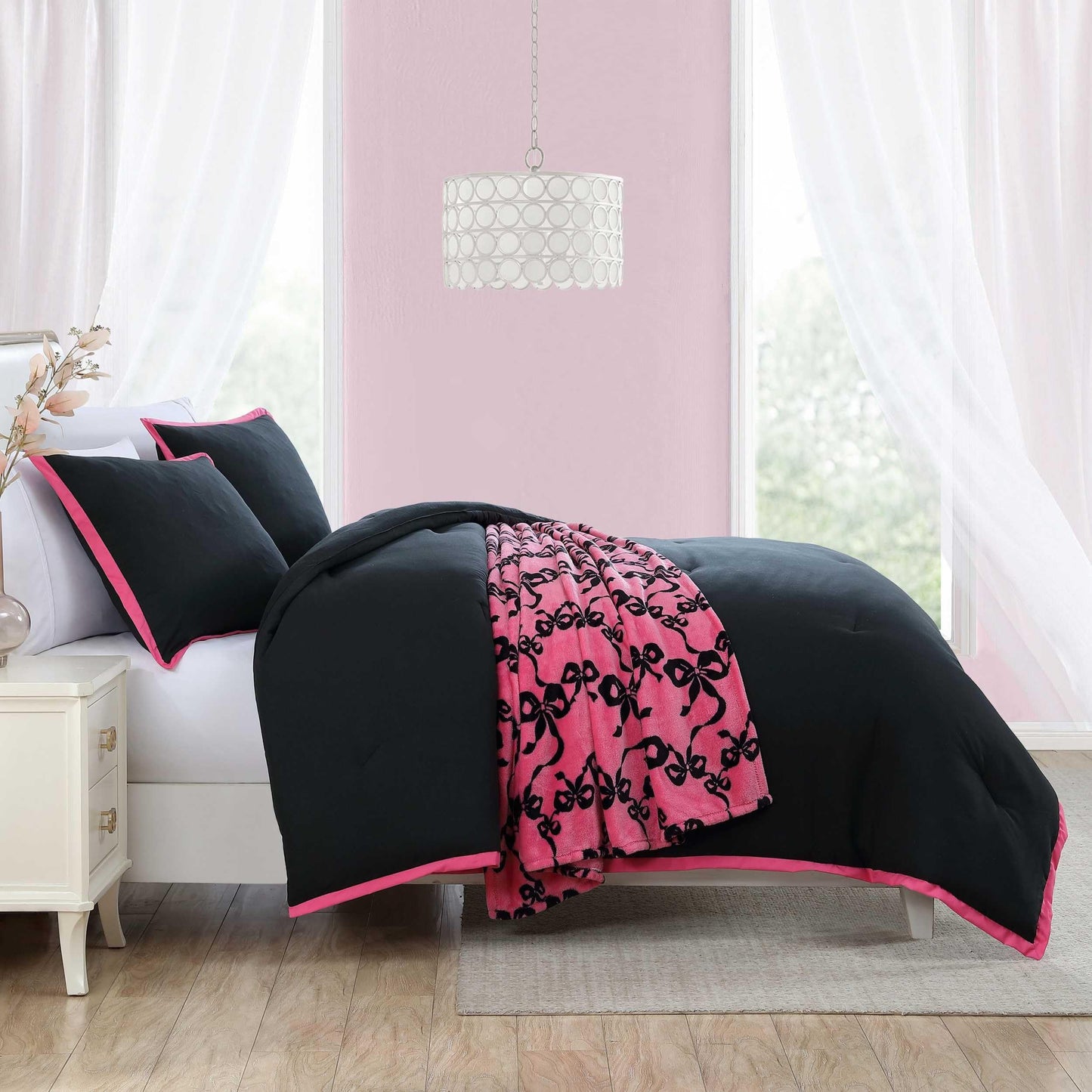 Betsey Johnson - Queen Comforter Set with Shams & Bonus Plush Throw Blanket, Soft & Lightweight Bedding, Dorm Room Essentials, Signature Hotel Solid Black