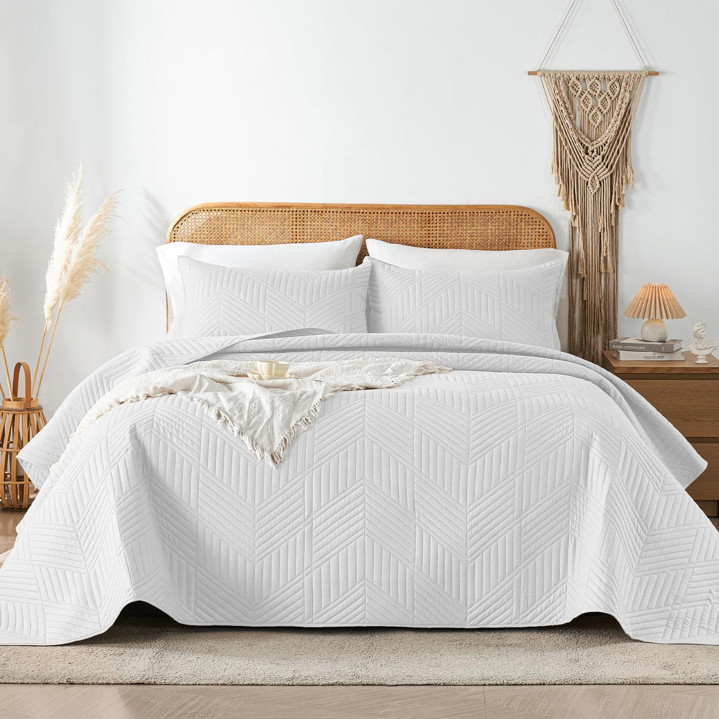 Davulos Queen Quilt Bedding Set,White Ultrasonic Full/Queen Quilt Set Reversible Microfiber Bedspread,Lightweight Soft Modern Geometric Coverlet Set for All Seasons(1 Quilt,2 Pillow Shams)