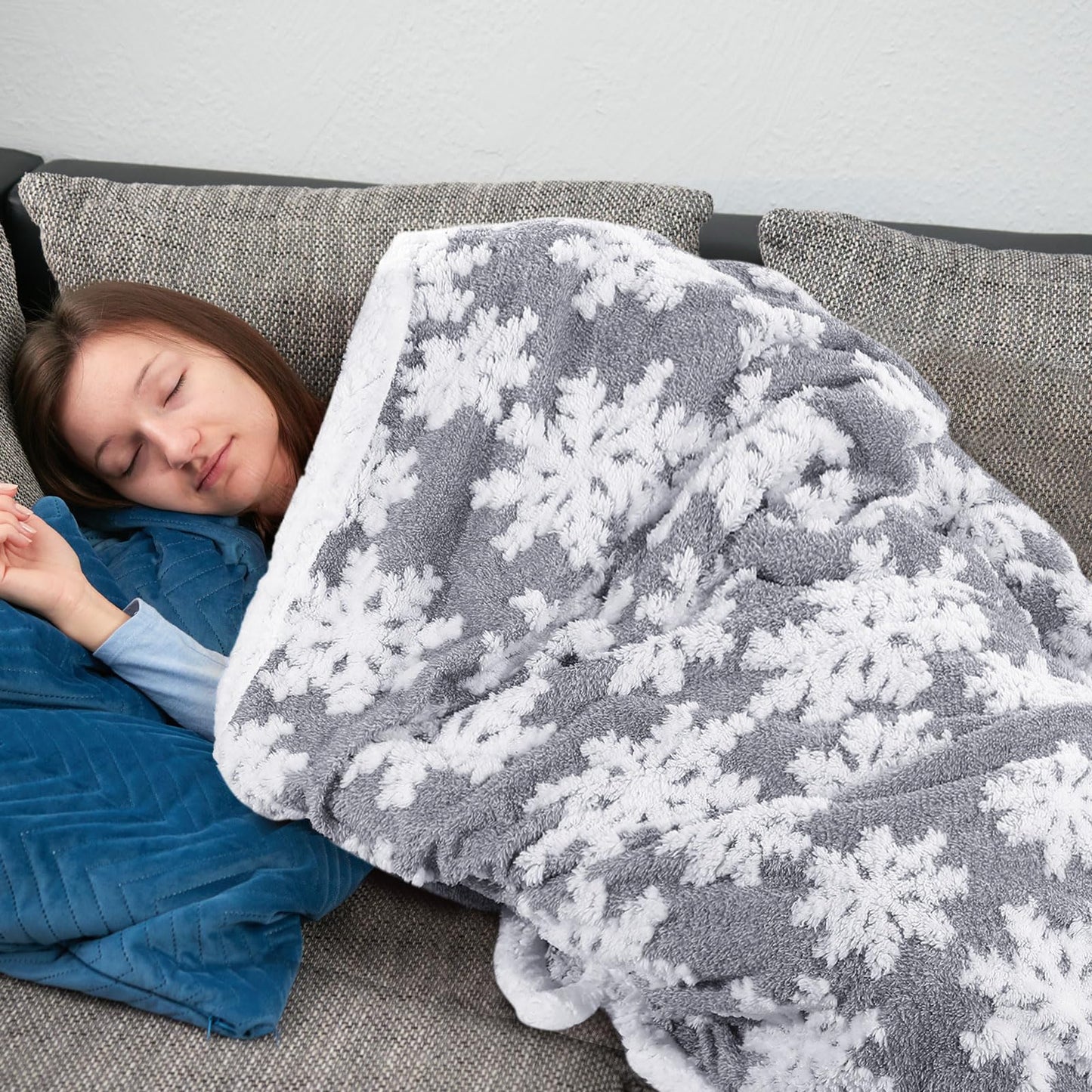 WovWeave Snowflakes Sherpa Throw Blanket - 80x60 Inches Winter Christmas Warm Fuzzy Fluffy Cozy Soft Thick Plush Fleece for Bed Couch Sofa